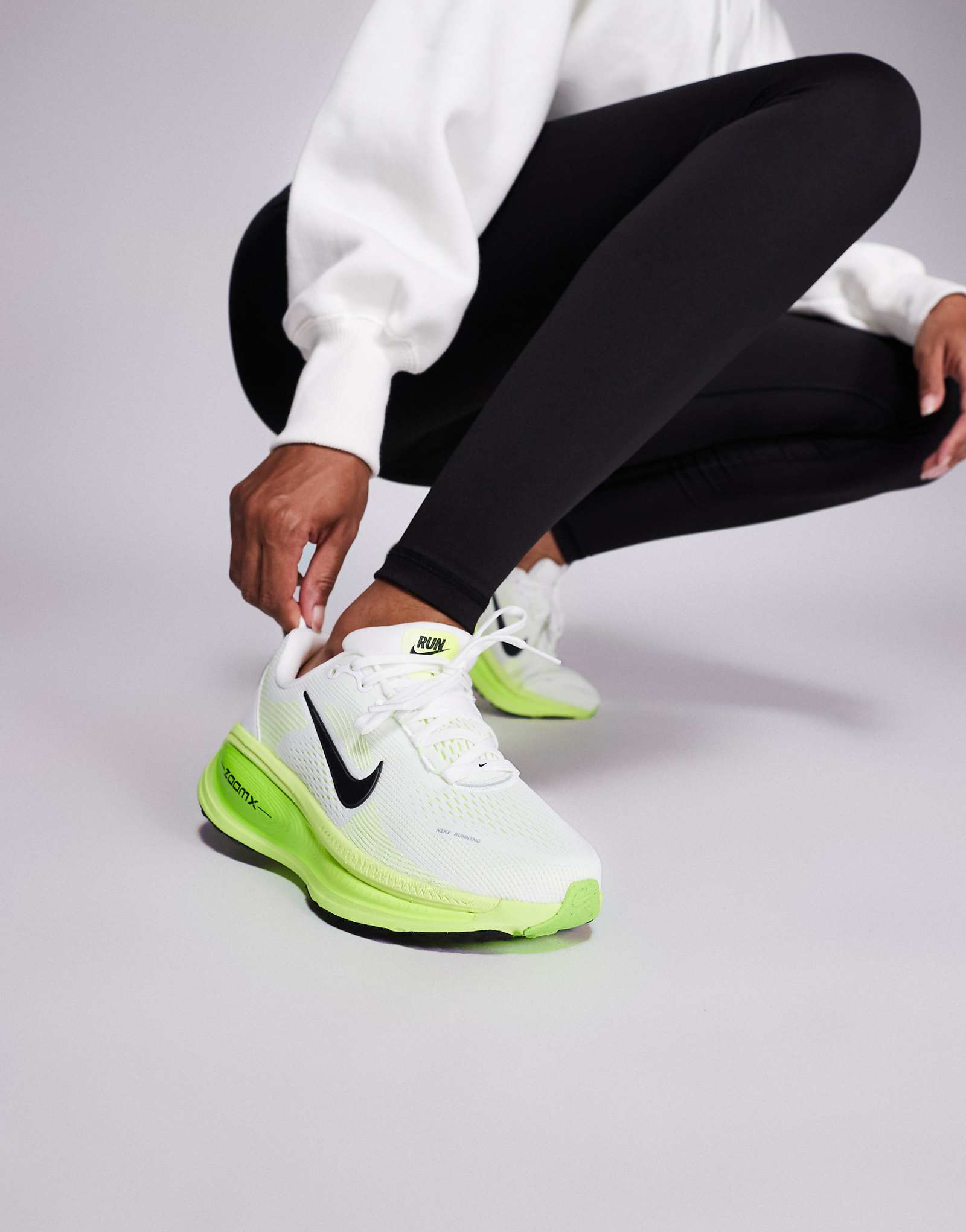 Кроссовки Nike Running Vomero 18 белого и неоново-зеленого цветов 31690₽