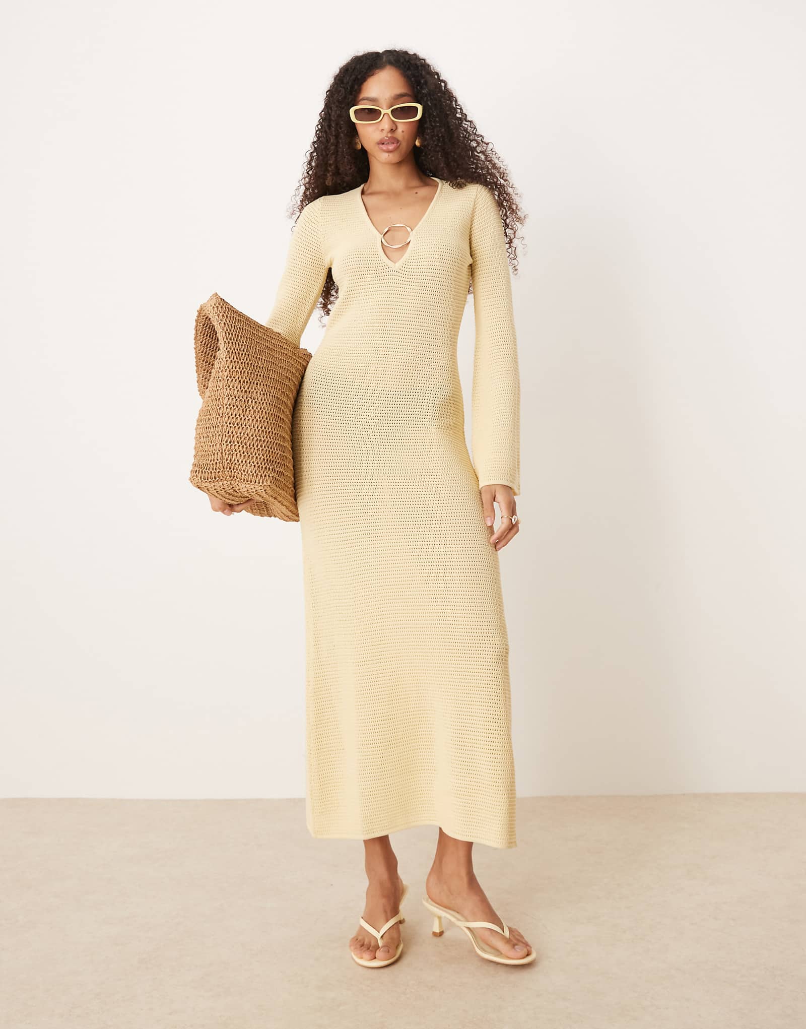 Красивое платье мидакси с роскошной золотой фурнитурой вязанное крючком лимонного цвета 24090₽