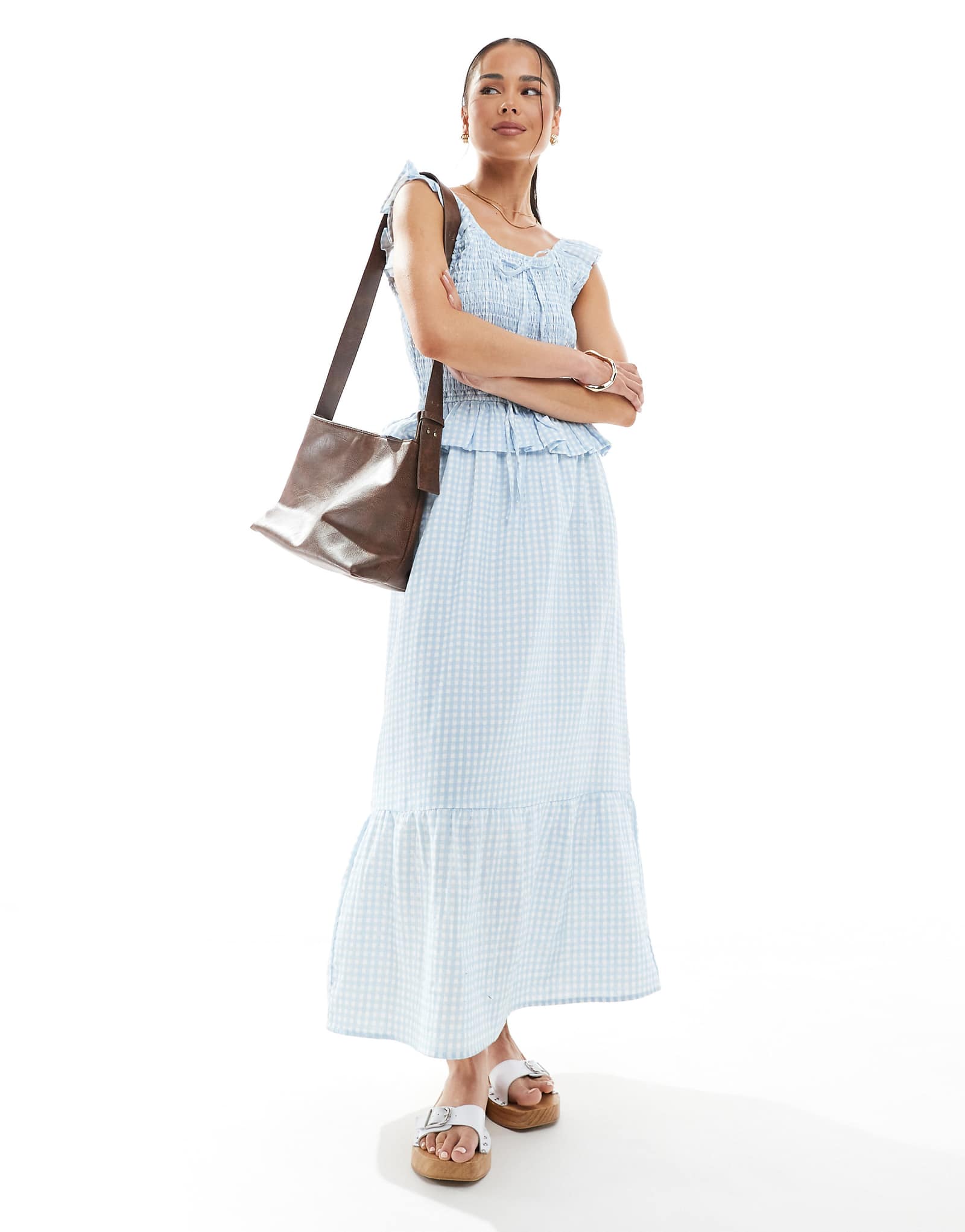 Молодежное светло-голубое платье миди в клетку с оборками из натуральной кожи 14990₽