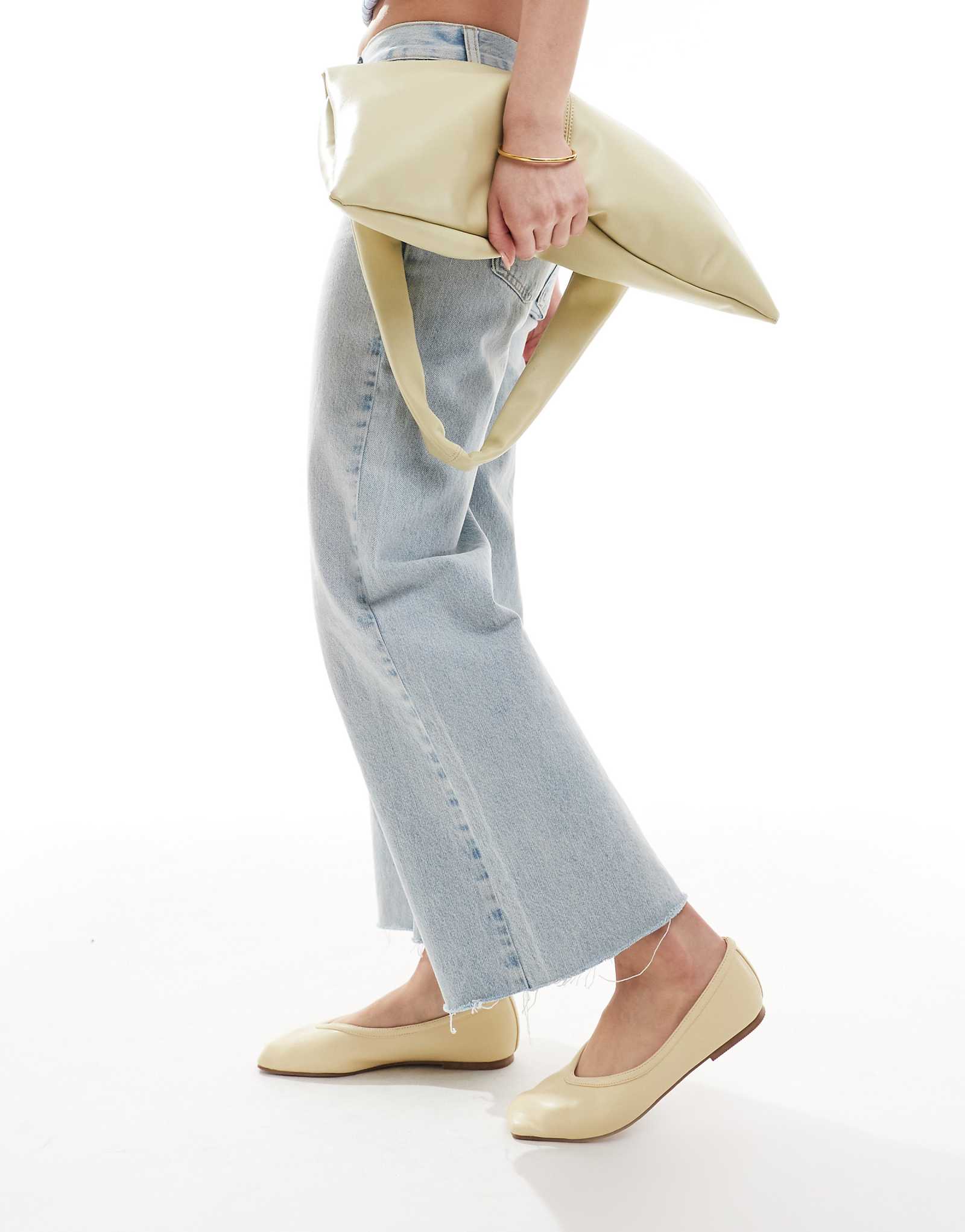 Яркие балетки Maryana с квадратным носком на широкой подошве сливочно-желтого цвета 8990₽