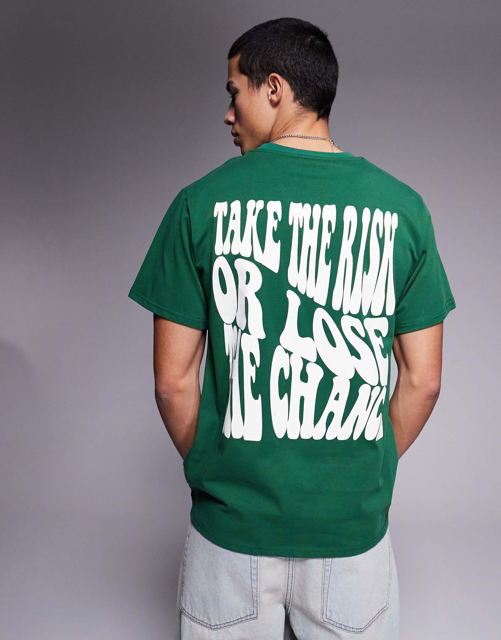 Футболка с принтом Шестое июнь на спине зеленого цвета 9090₽