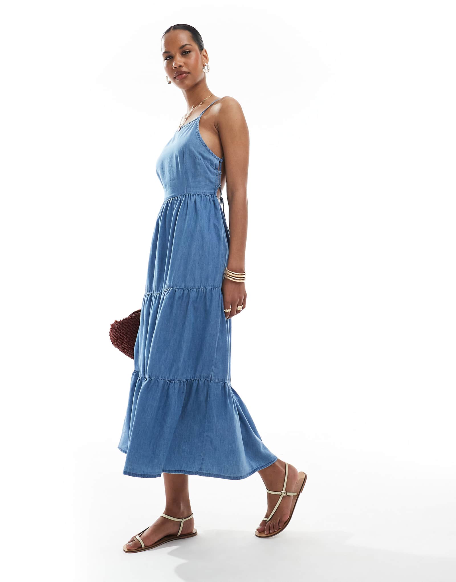 ЕДИНСТВЕННОЕ многослойное платье-батист мидакси с открытой спиной из синего шамбре 13190₽