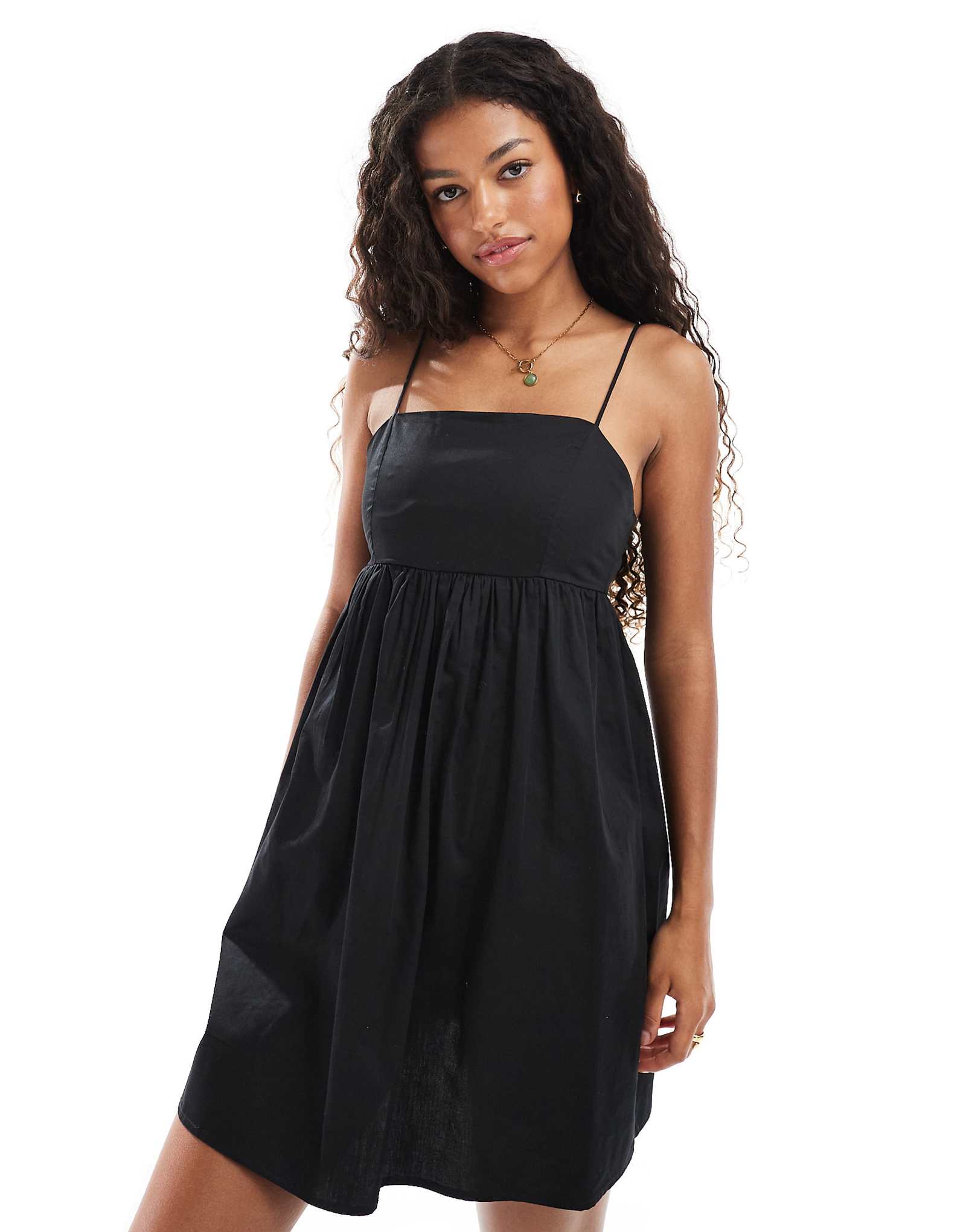 Черное мини-платье на бретельках с завязками на спине 3790₽