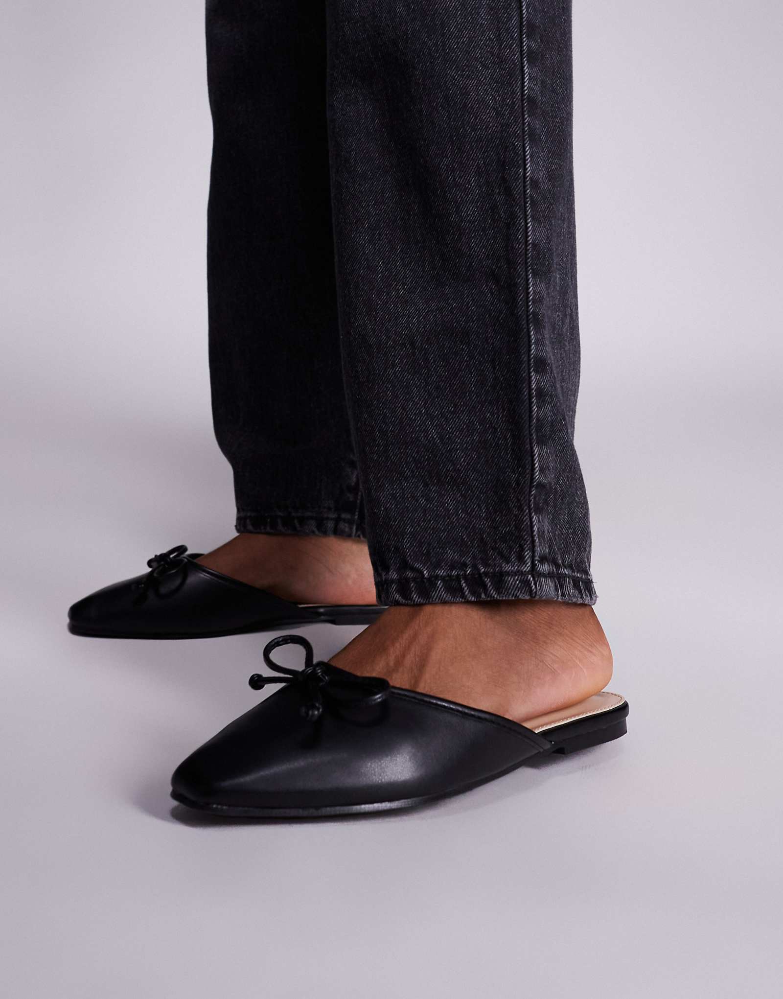 Public Desire Слипоны Gio на плоской подошве mule черного цвета с широкой посадкой 5290₽