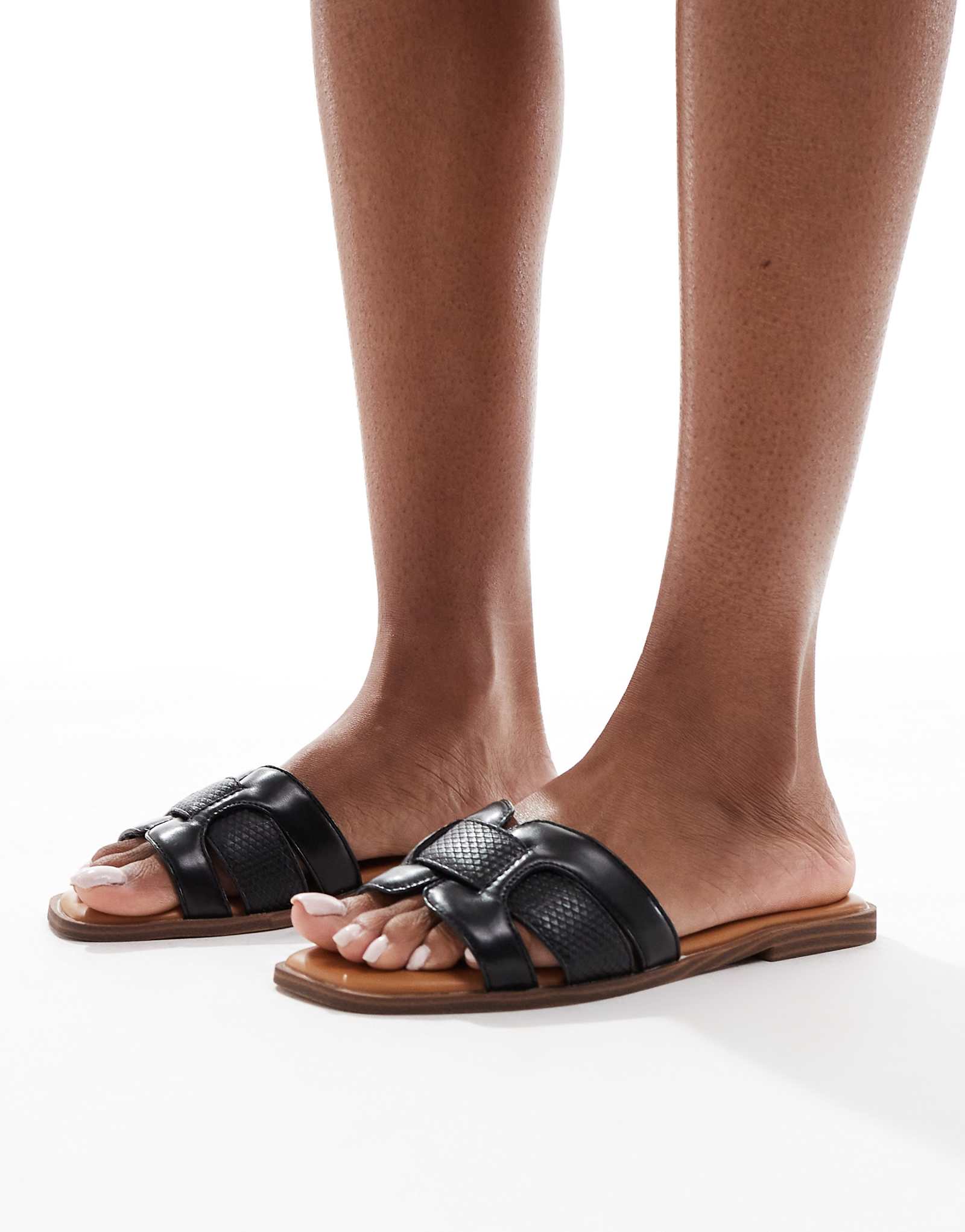 Босоножки на плоской подошве SEQWL из черной искусственной кожи 4090₽