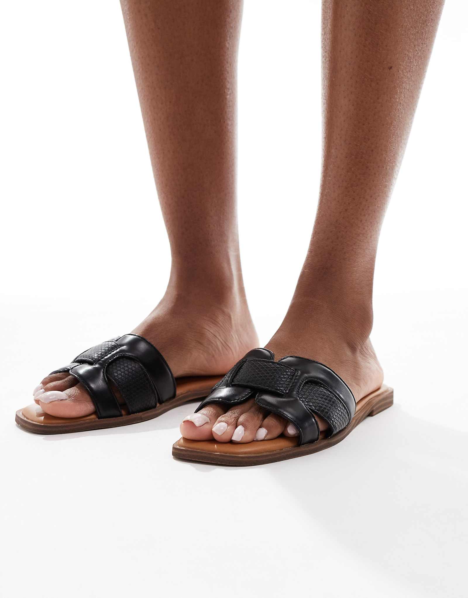 Широкие босоножки на плоской подошве SEQWL из черной искусственной кожи 4890₽