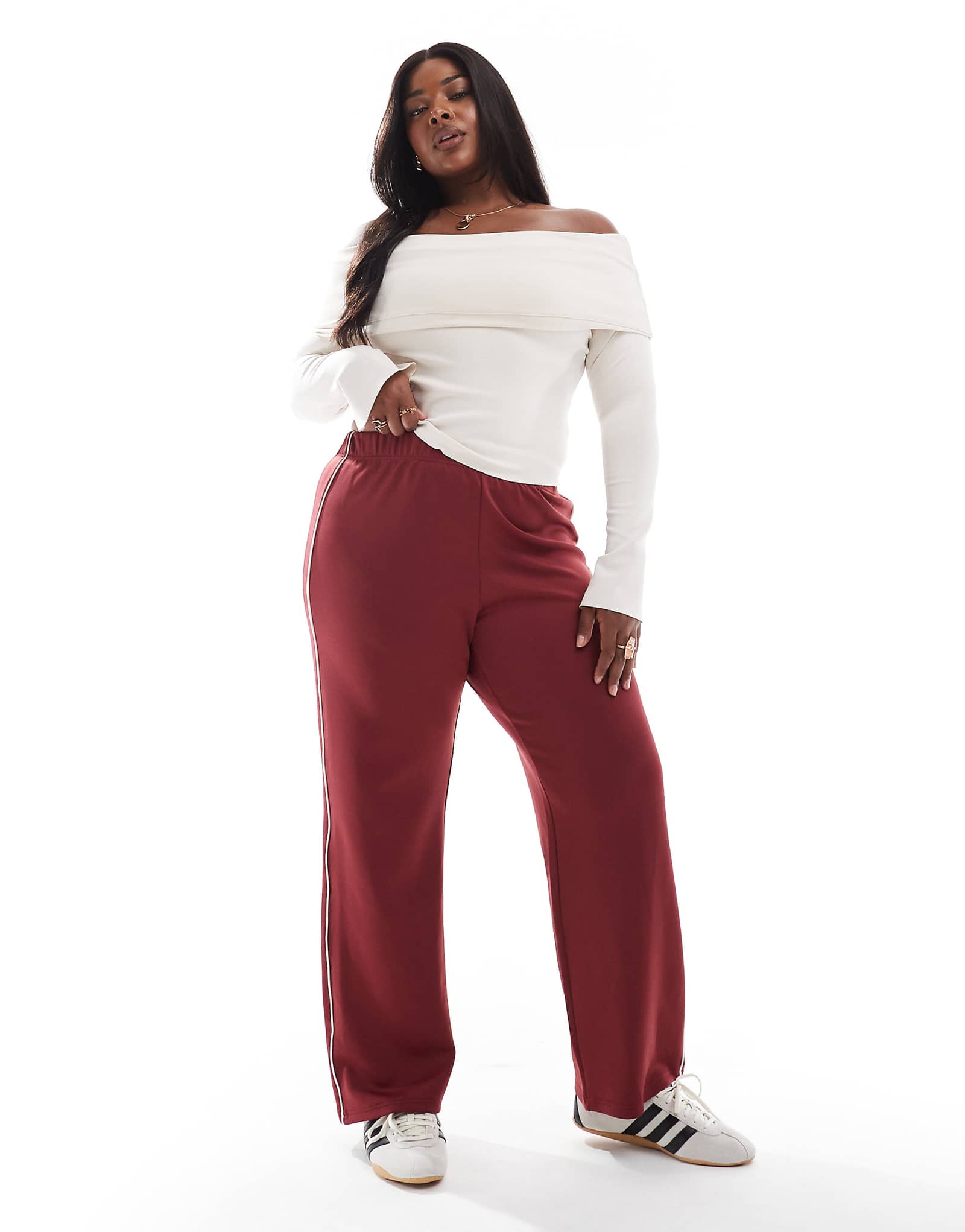 Широкие брюки ONLY Curve с контрастной окантовкой темно-красного цвета 11790₽