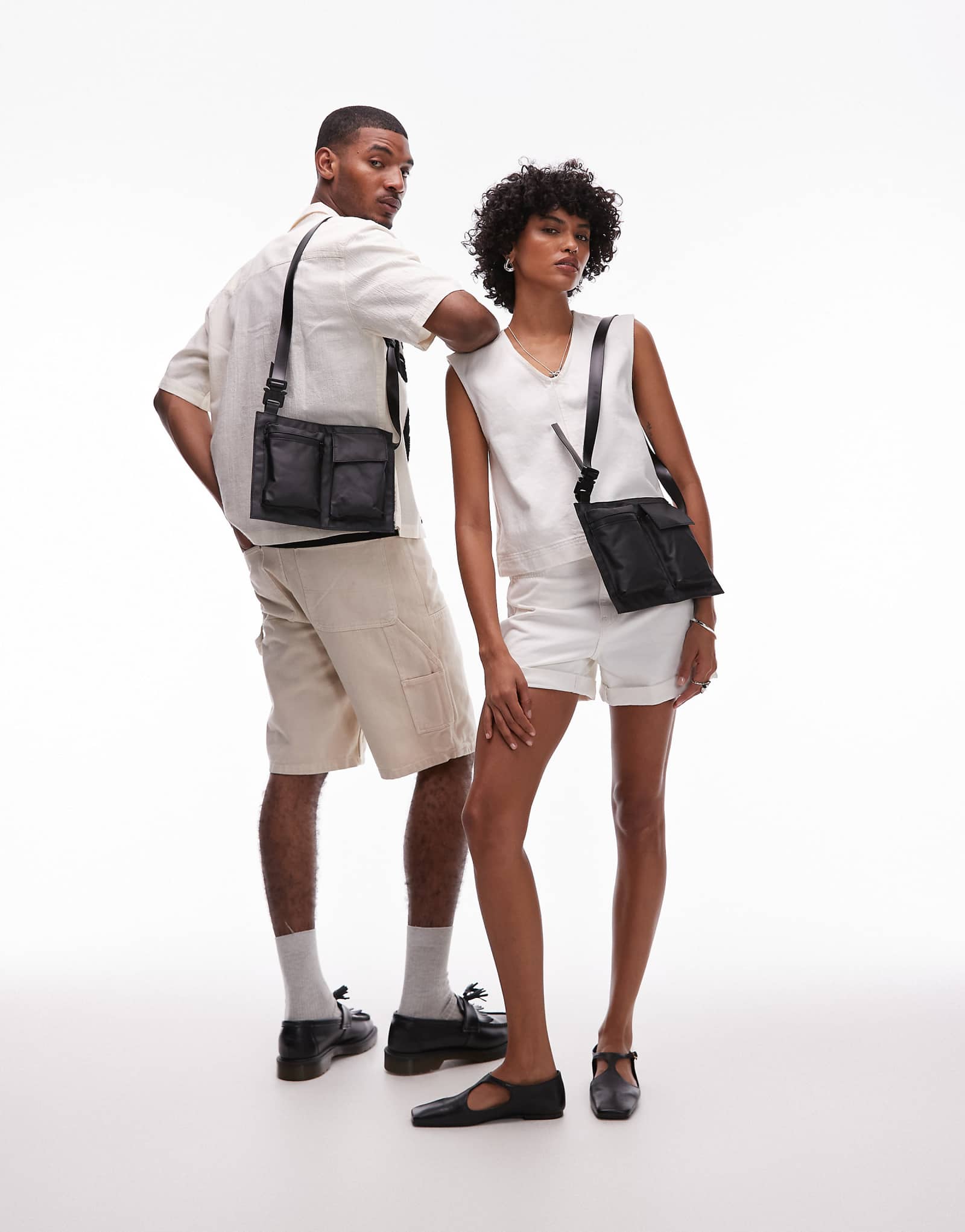 Сумка через плечо OLEND the s.p.u essentials с карманом и деталями черного цвета