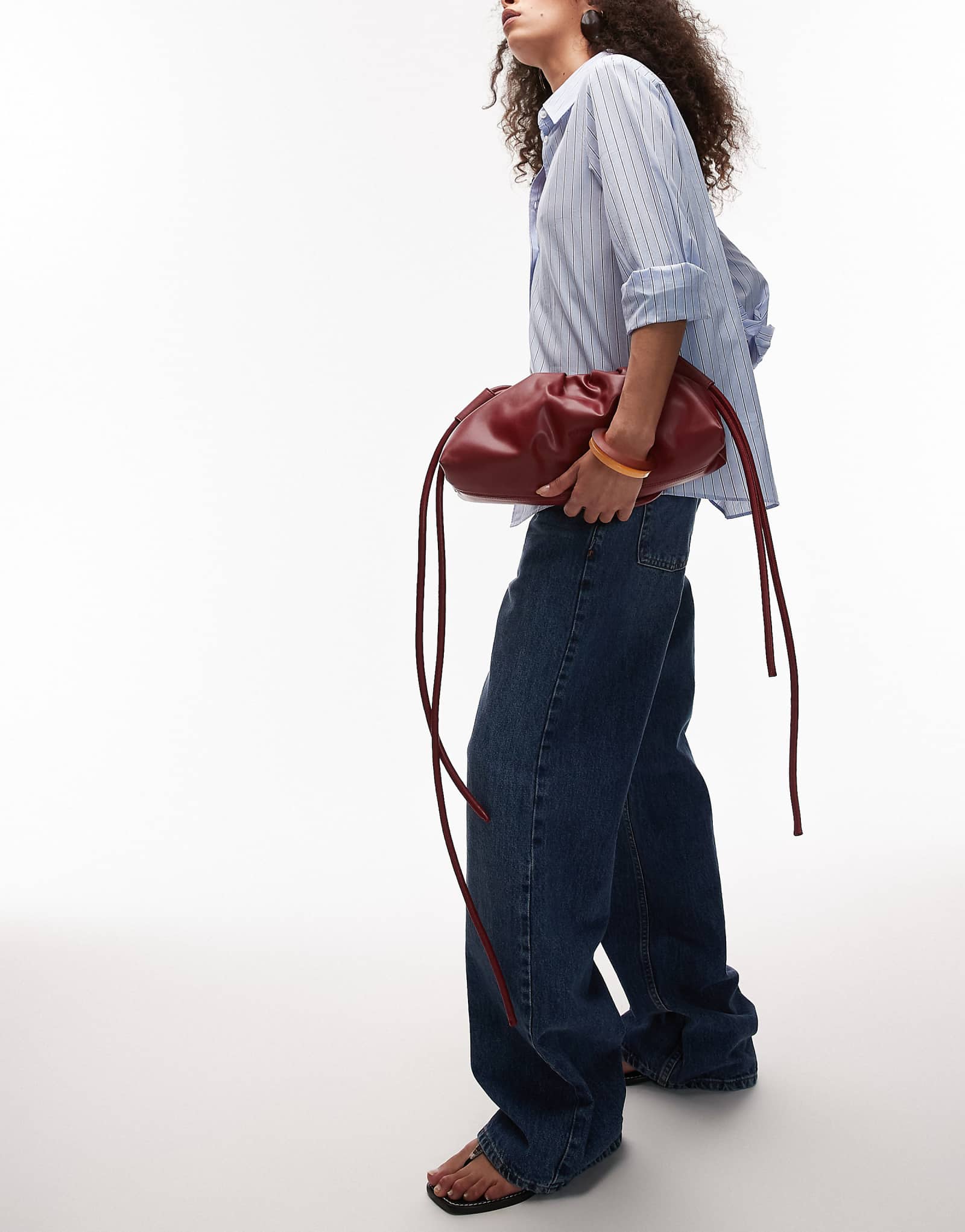 Удлиненная сумка через плечо из кожи OLEND dumpling вишнево-красного цвета