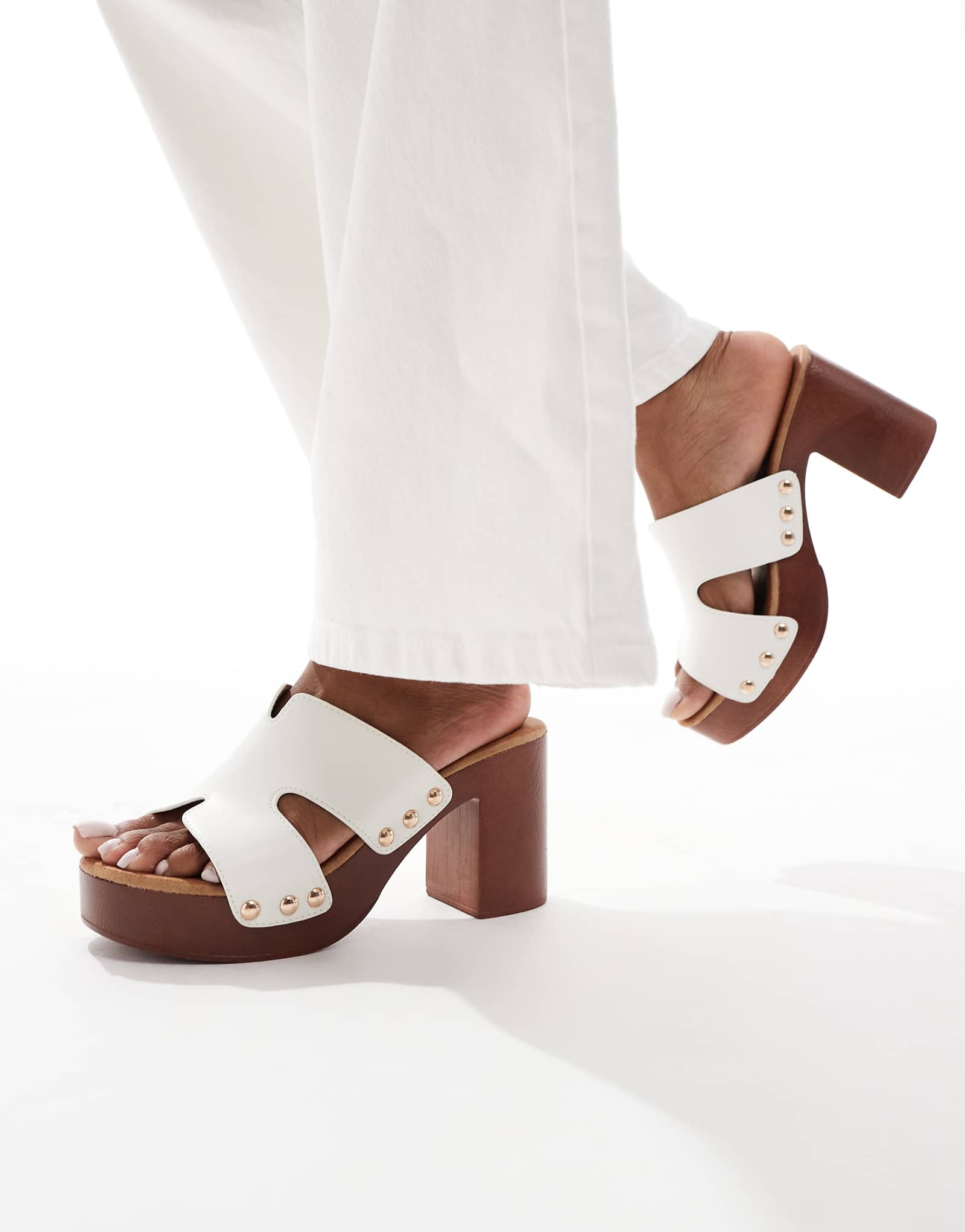 Сандалии SEQWL mule белого цвета 9090₽