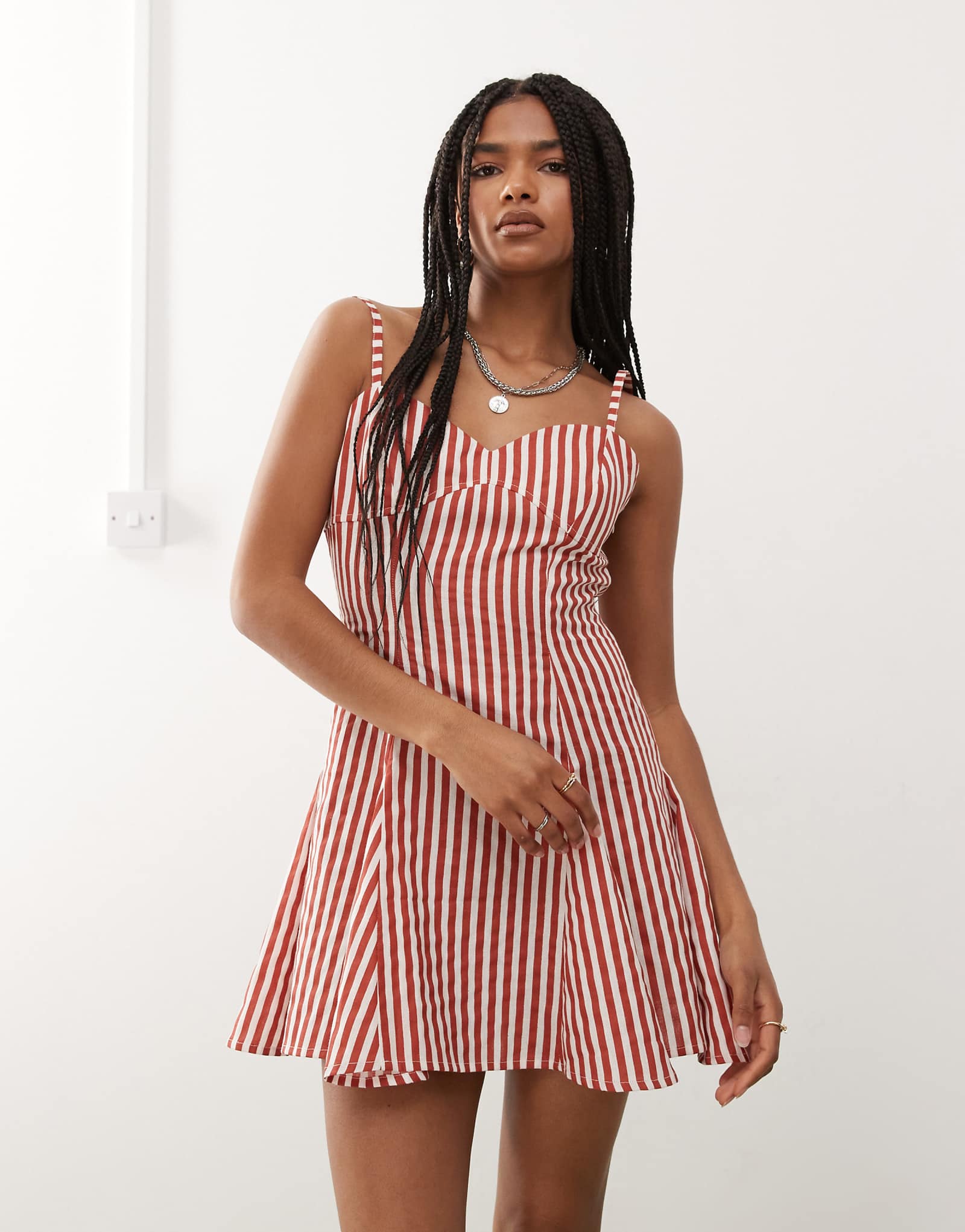 Обновленное винтажное мини-платье-солнце с отделкой по шву на груди и бантиками в бордовую полоску