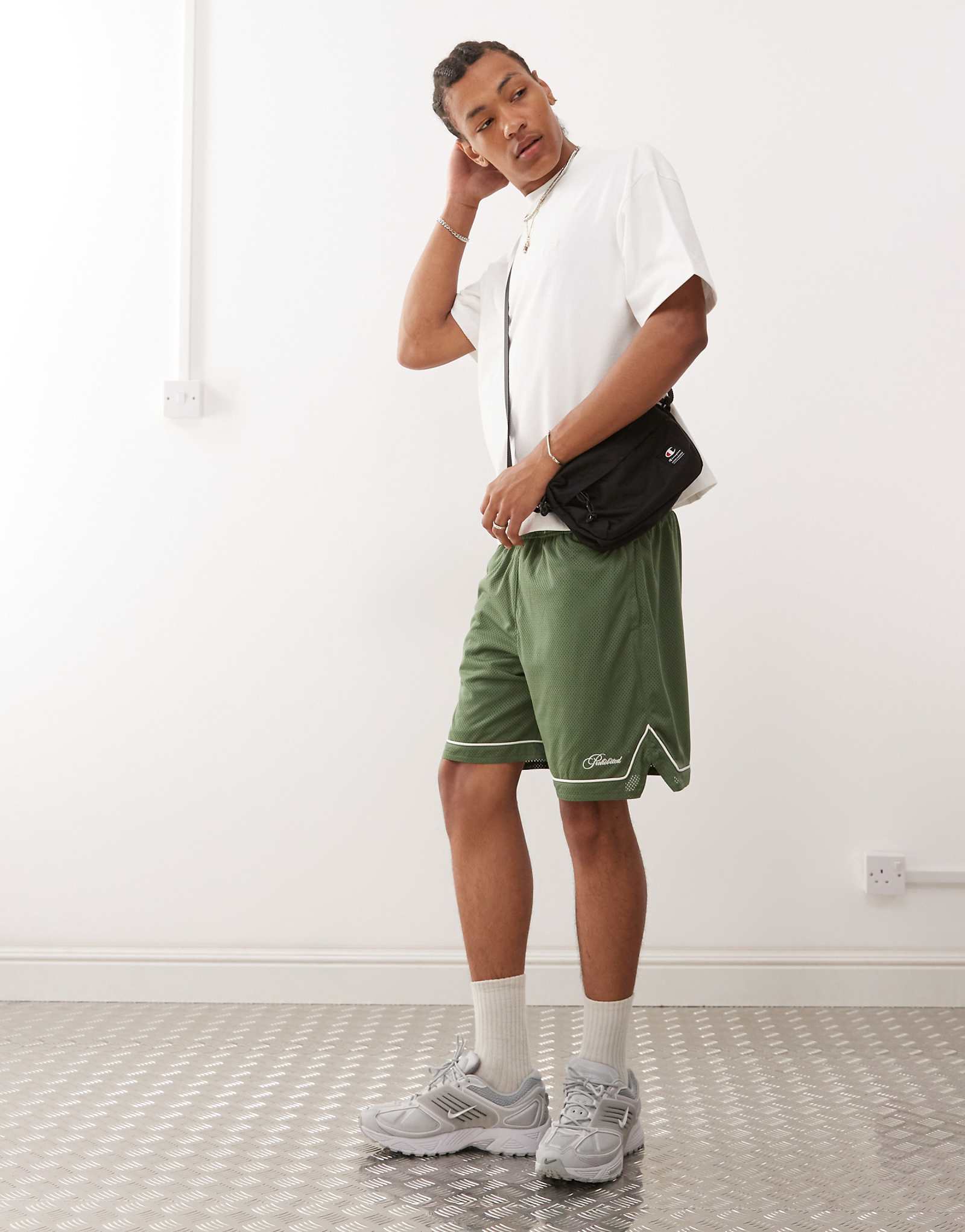 Запрещенные сетчатые шорты зеленого цвета 14190₽