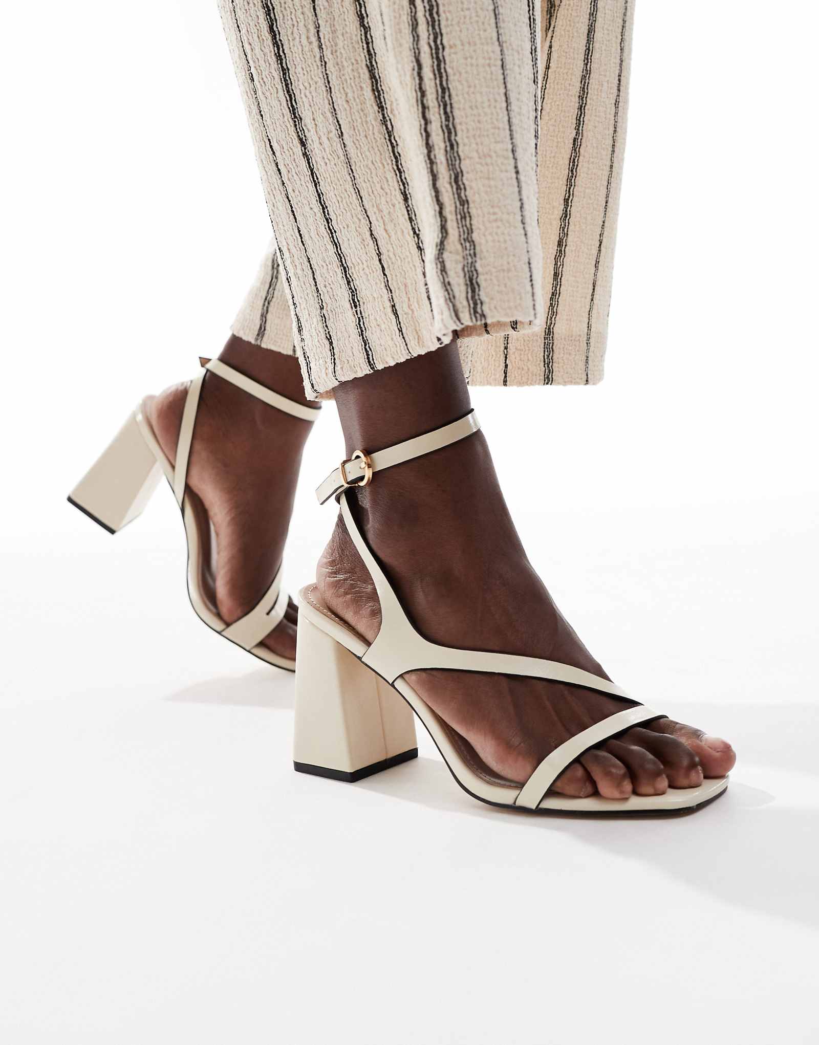 Босоножки RAID Aubrey на массивном каблуке из белоснежной искусственной кожи