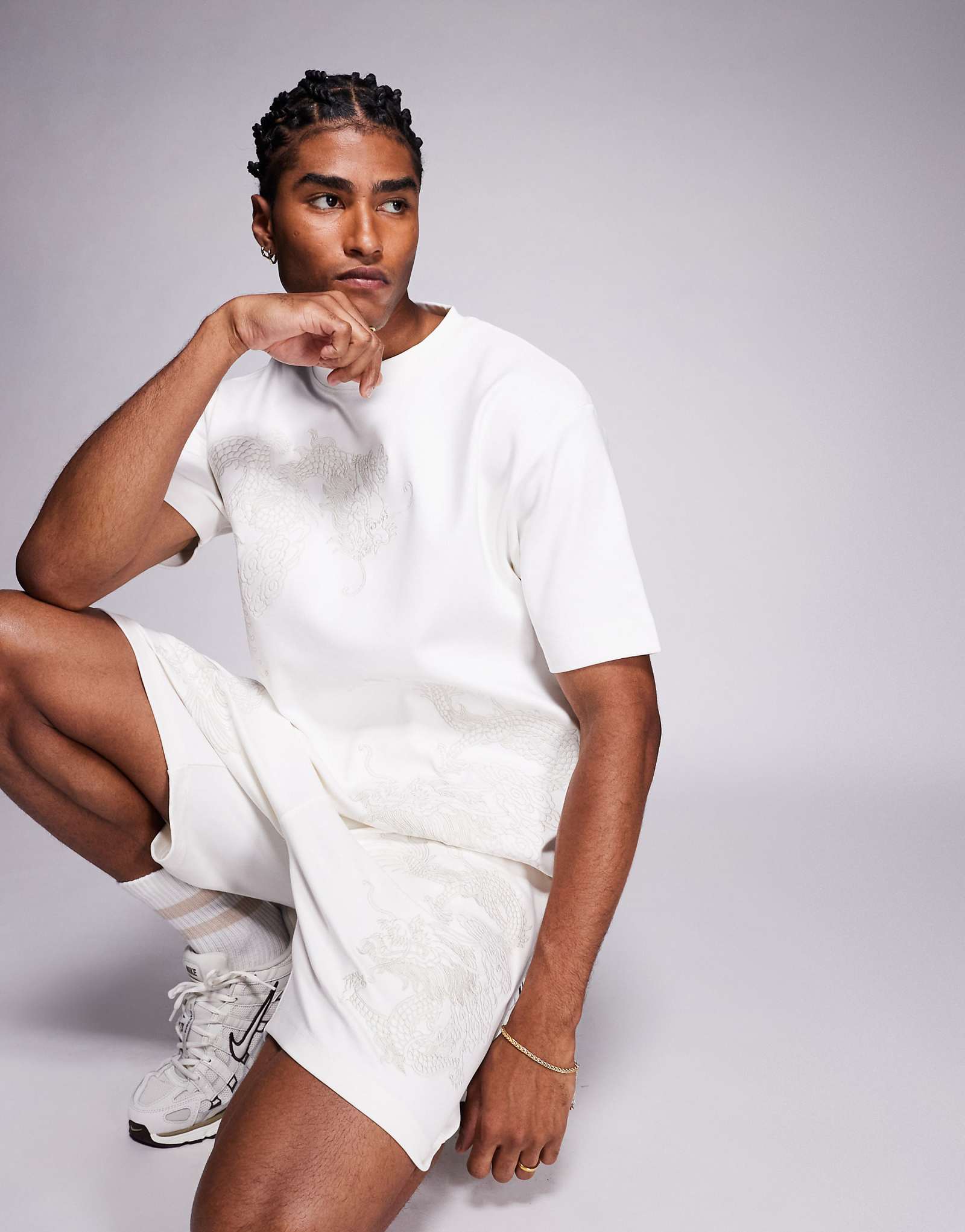 Футболка с вышитым драконом River Island цвета экрю - часть комплекта 11190₽