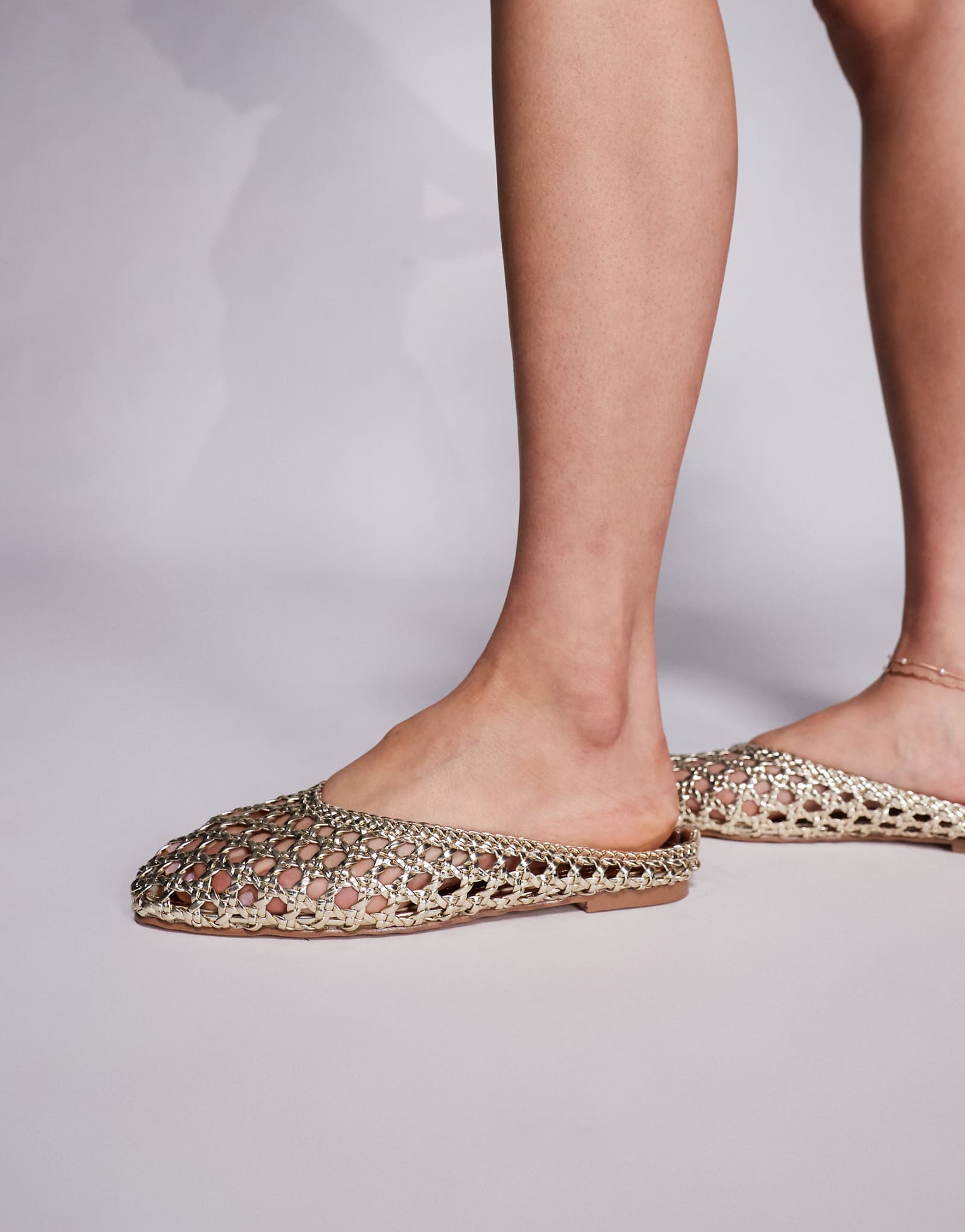 Плоские шлепанцы Simmi London Cassius сплетенные из золотистого металлизированного полиуретана 9990₽