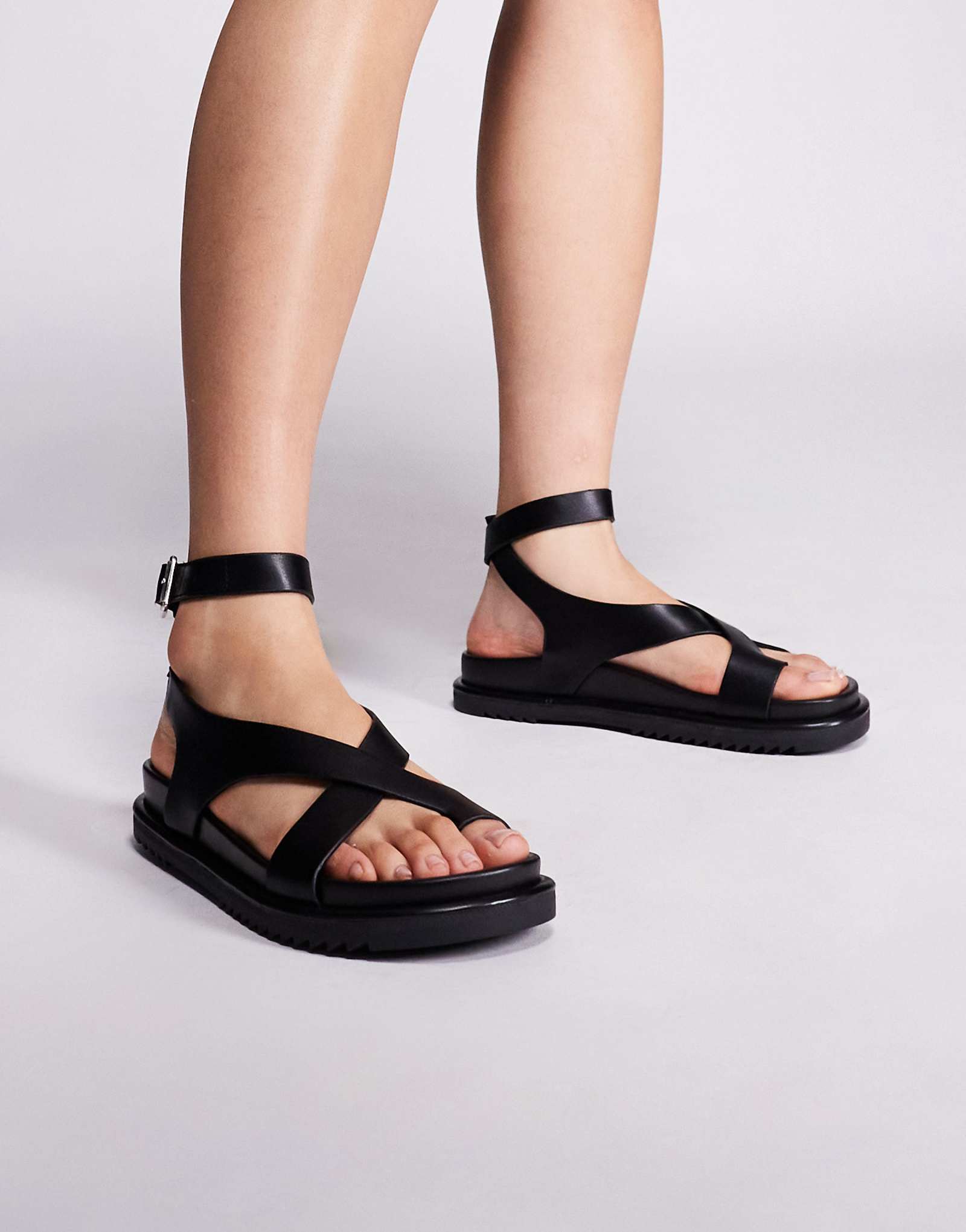 Черные босоножки на плоской подошве с ремешками от River Island 14290₽