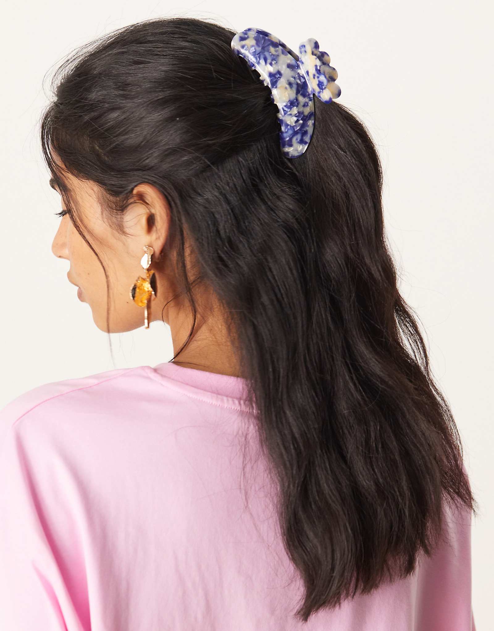 У Суи Авы Хелле Валерии большой коготь для волос синего цвета