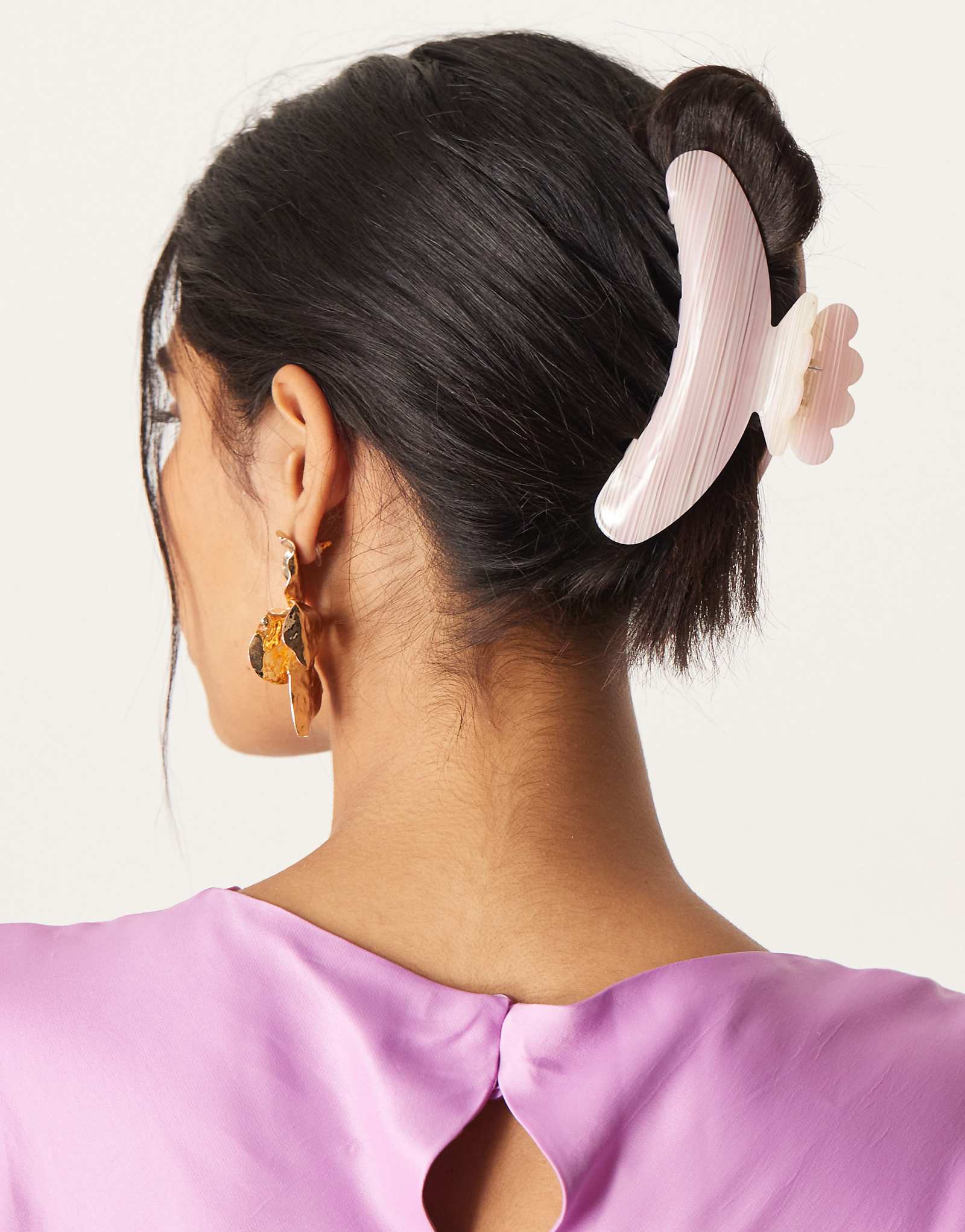 У Суи Авы Хелле Виолы большой розовый коготь для волос