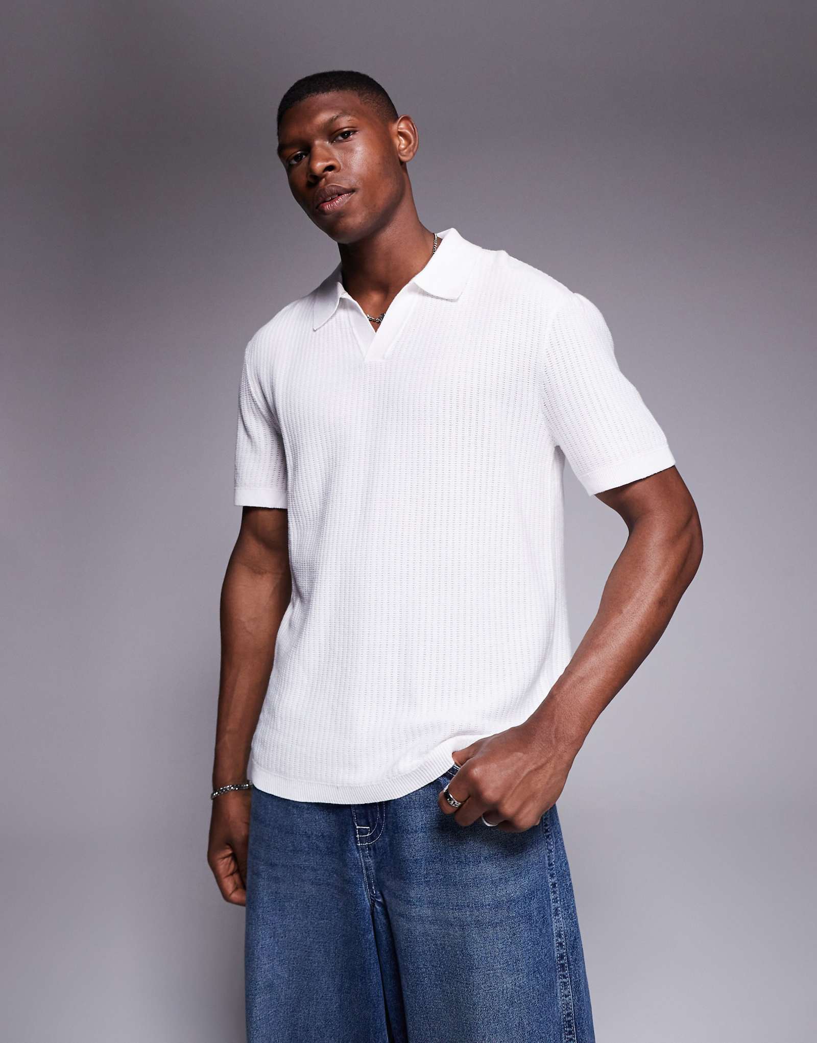 Белый топ-поло из тонкой вязки River Island с открытым воротом 12290₽