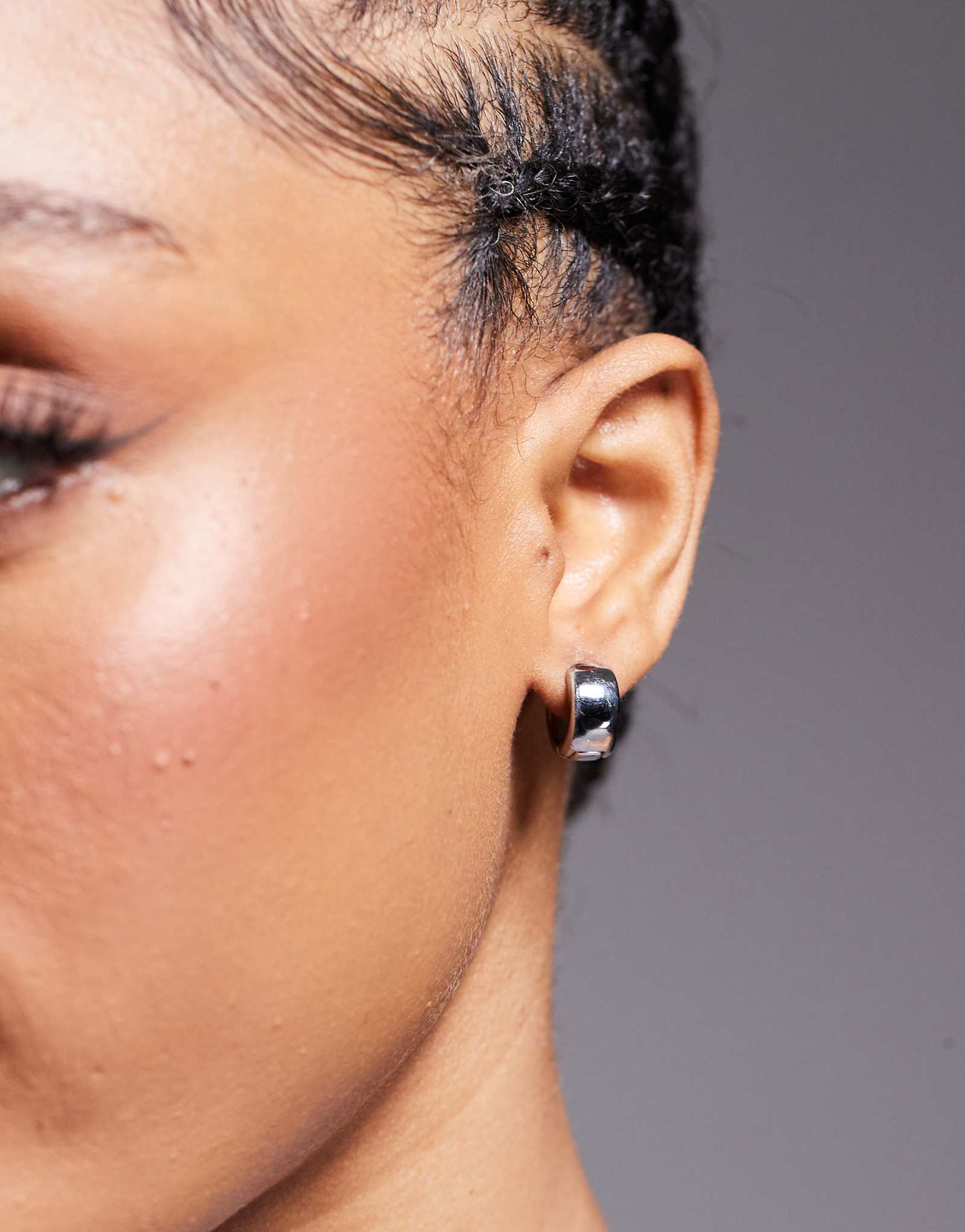 Облегающие шею пухлые обручи-хюгги из серебристой нержавеющей стали 8990₽