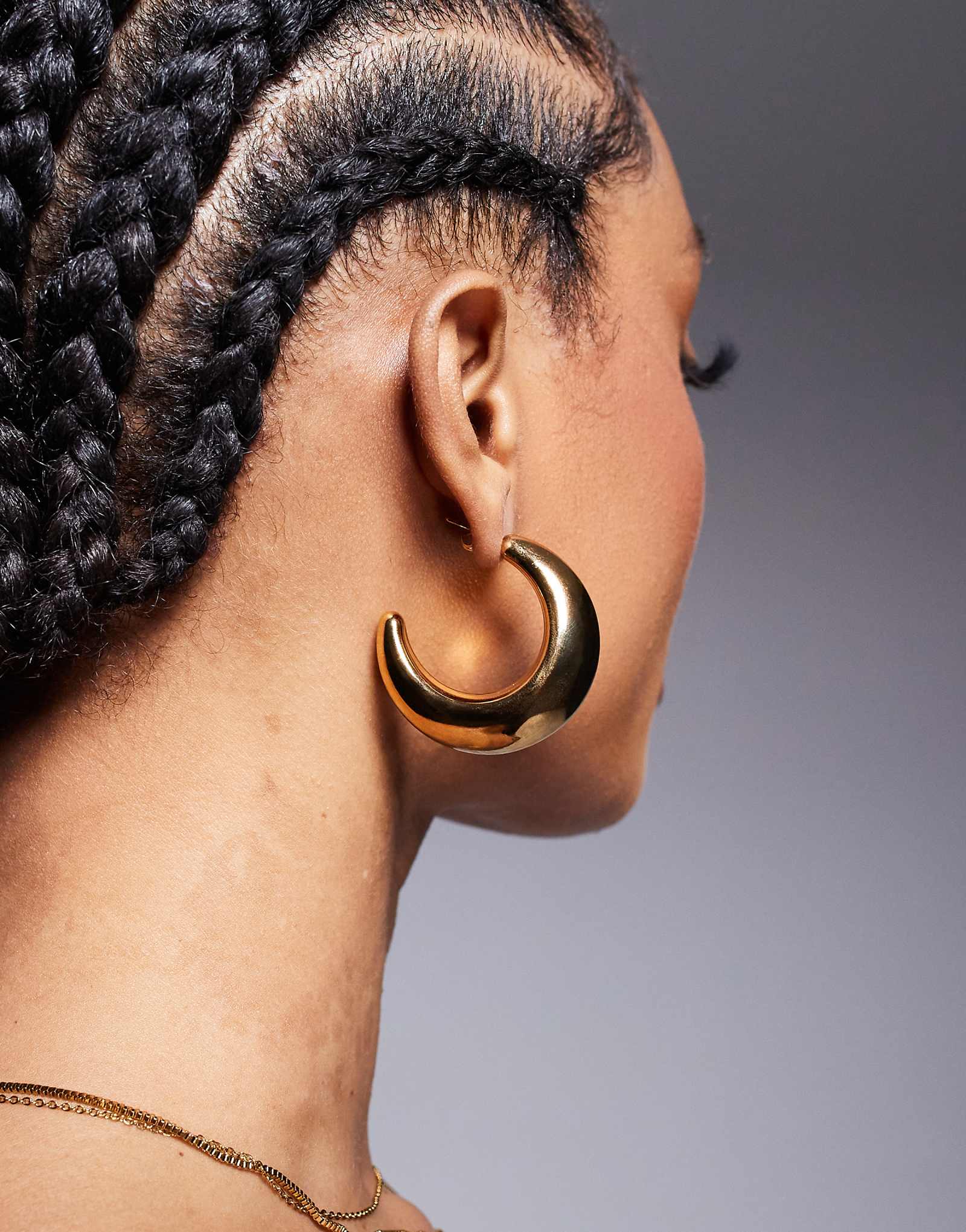 Объемные обручи в виде полумесяца на шее из золотой пластины 8490₽