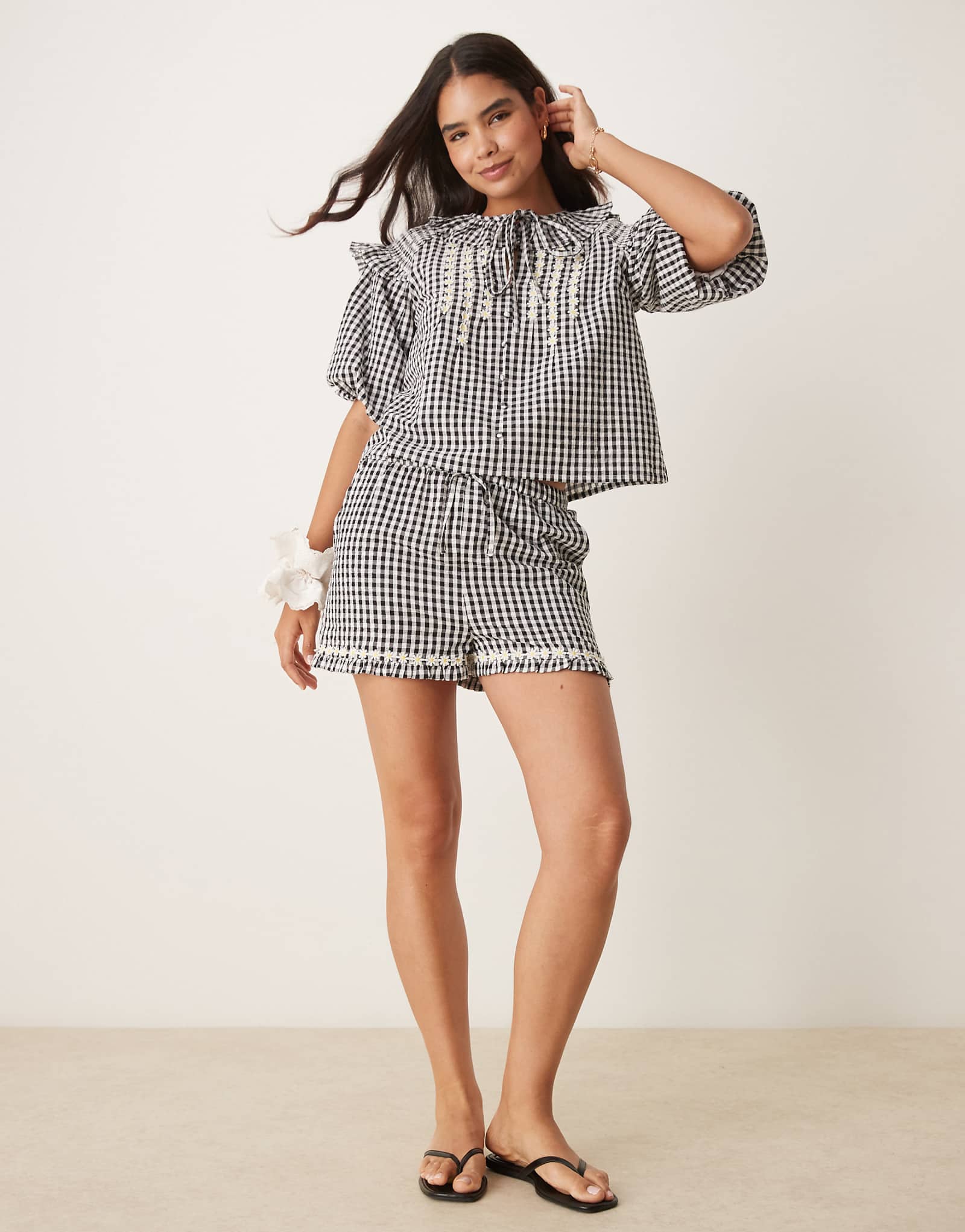 Шорты с оборками по краю из неоновой розы черного цвета - часть комплекта 8190₽