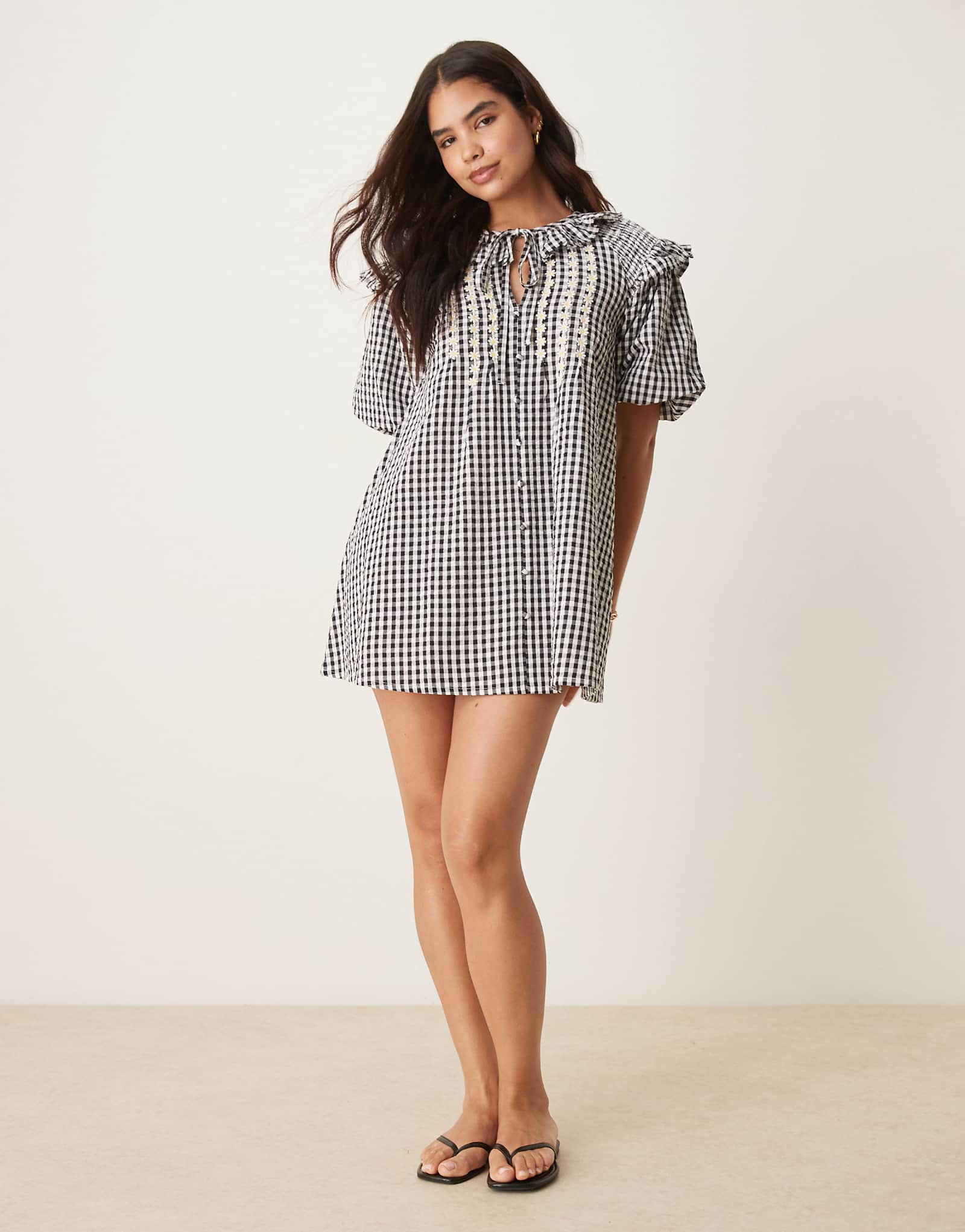 Черное платье-халат оверсайз в неоново-розовую клетку черного цвета 12690₽