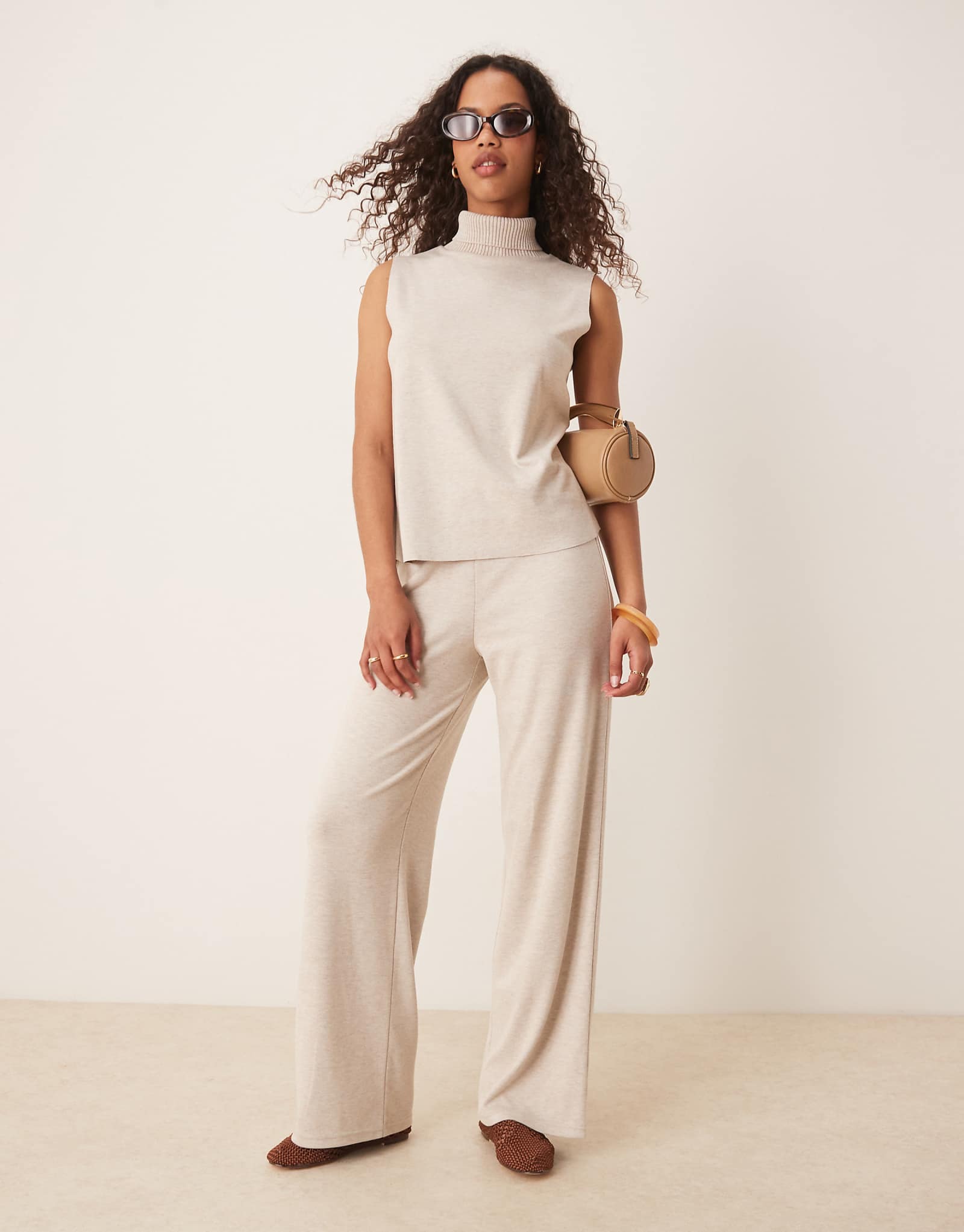 Легкие трикотажные брюки Mango светло-бежевого цвета - часть комплекта 9790₽