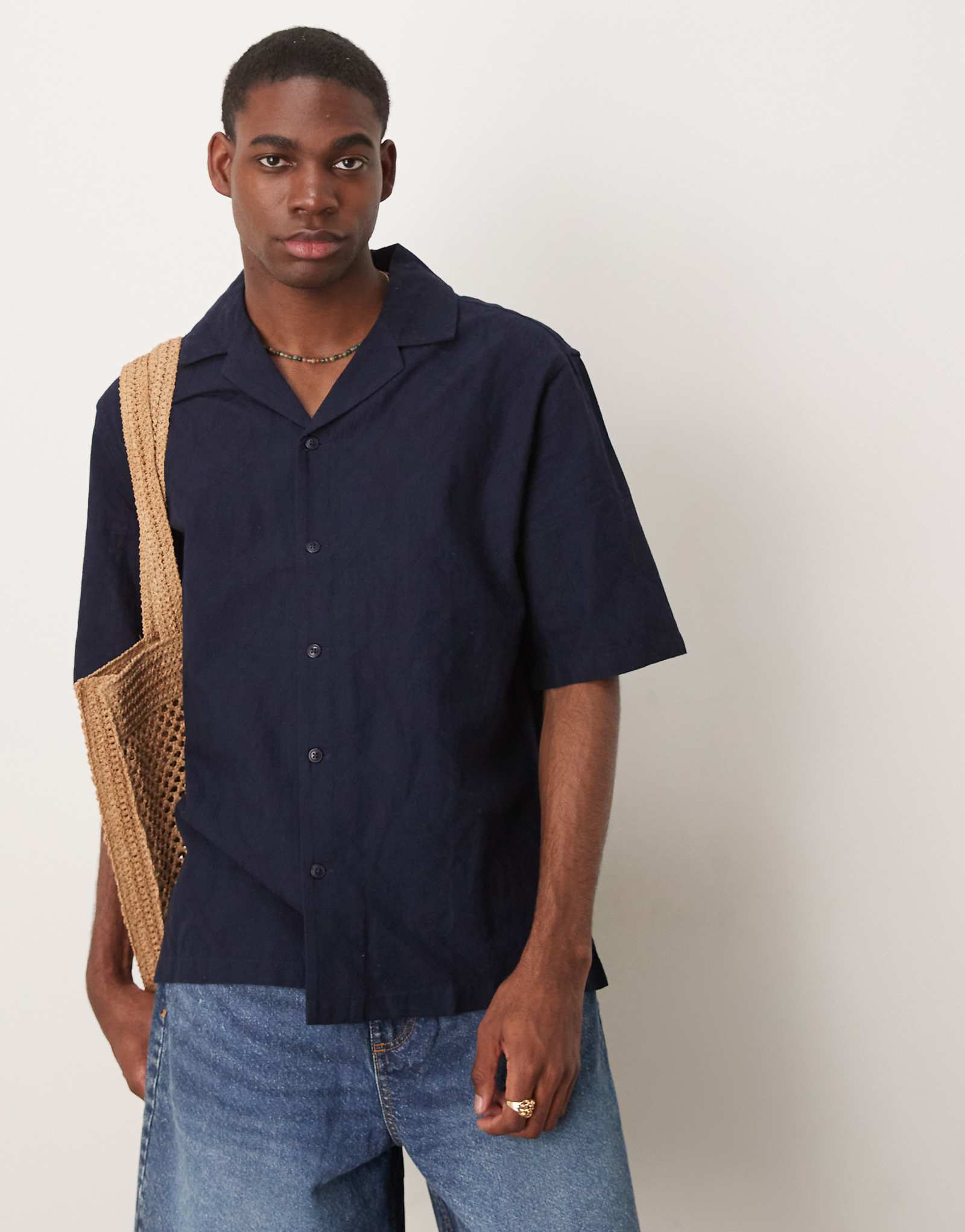 Рубашка обычного покроя с воротником-стойкой Mango revere темно-синего цвета 7490₽