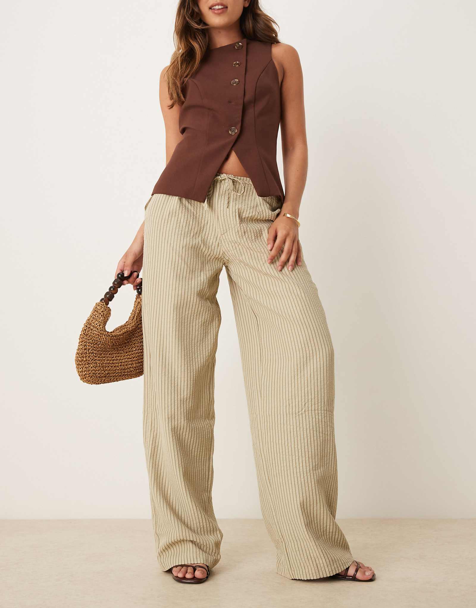 Свободные льняные брюки Motel juria с широкими штанинами в нейтральную полоску цвета хаки и зеленого цвета 15490₽