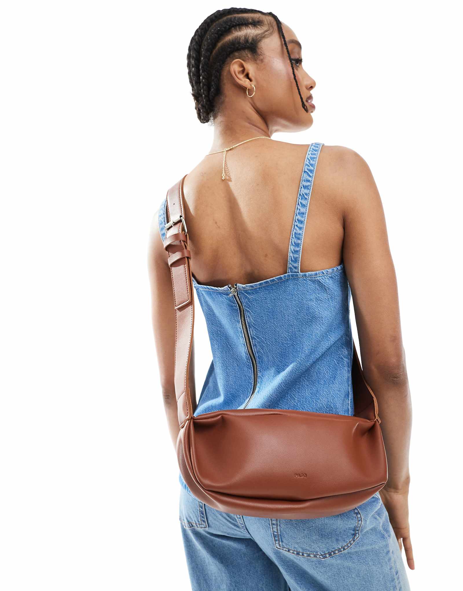 Мягкая сумка-полумесяц PASQ через плечо коричневого цвета 6490₽