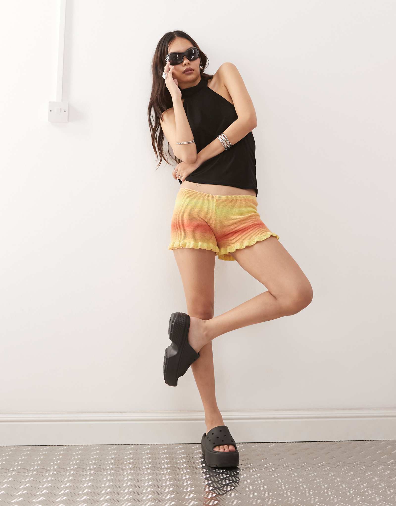 Трикотажные шорты Monki с салатным низом в красно-желтую полоску space dye 2890₽