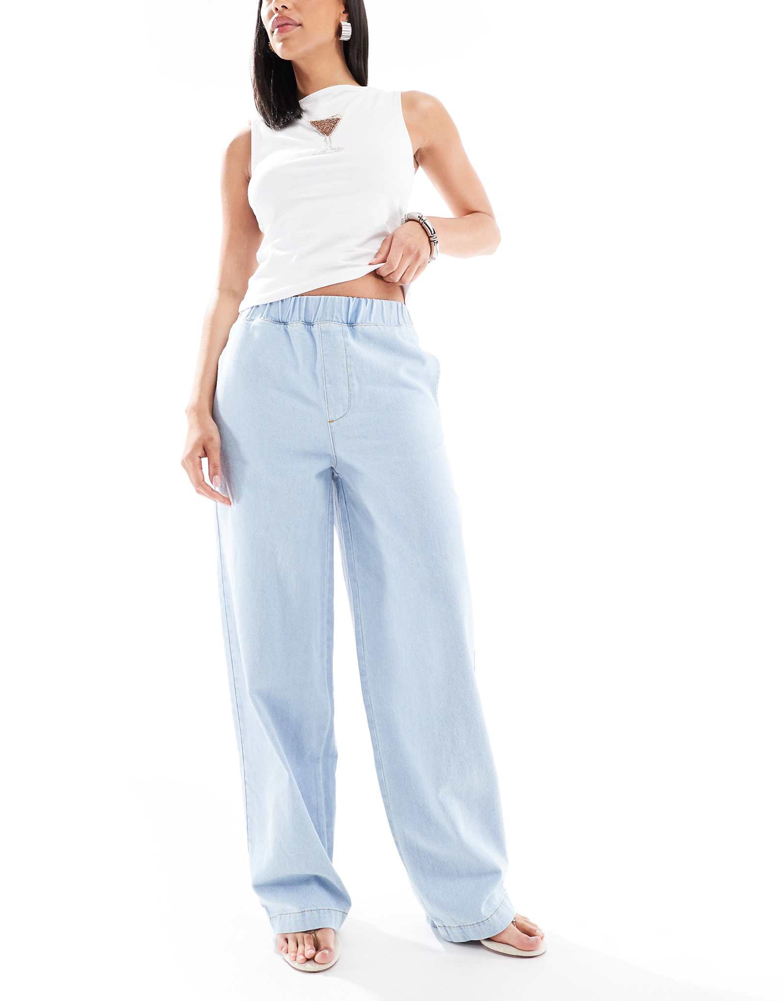 Мисс Селфридж натянула джинсы с прямыми штанинами на резинке после стирки с отбеливателем 7090₽