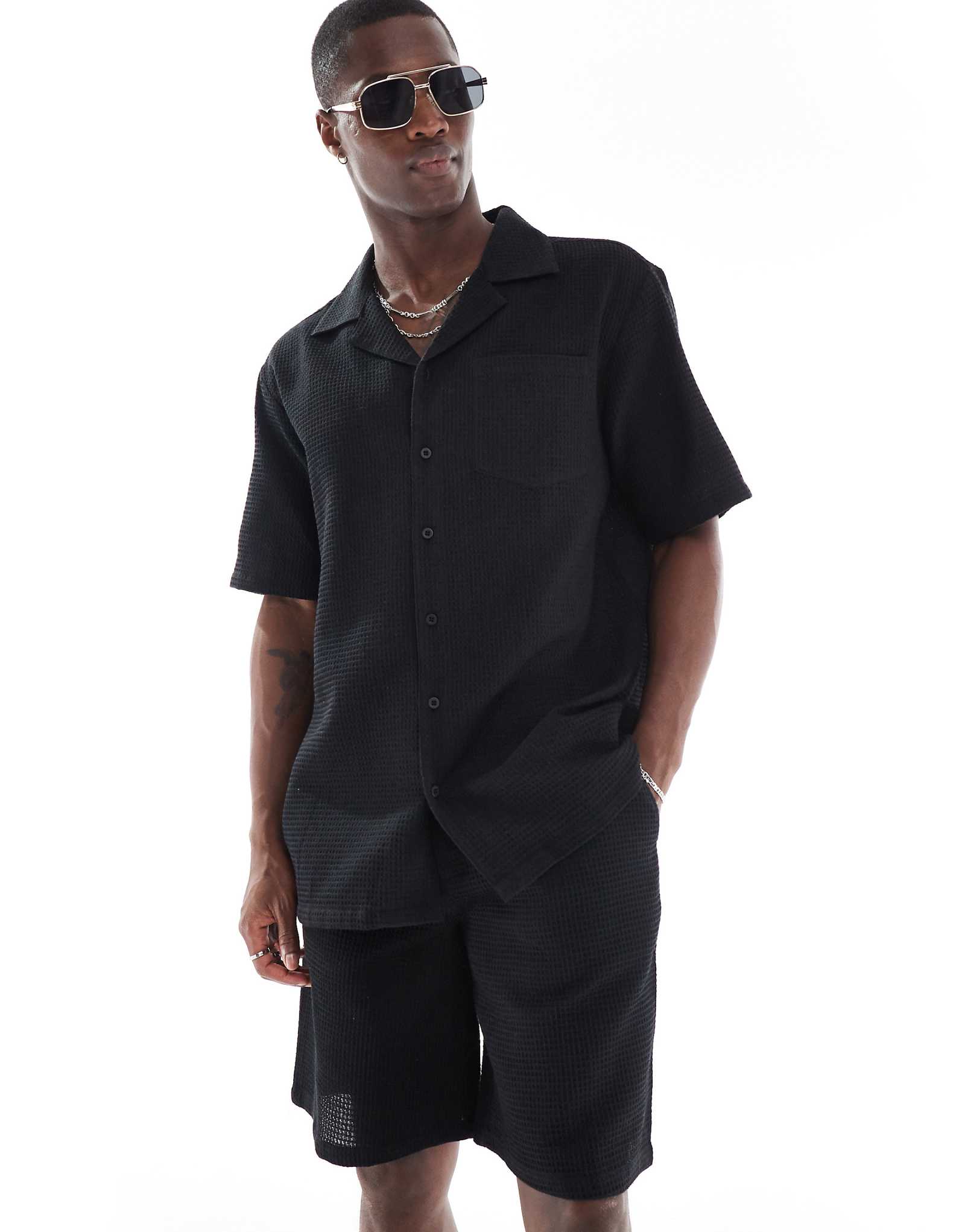 Пляжные шорты из вафельного трикотажа Sol Beach черного цвета 6090₽