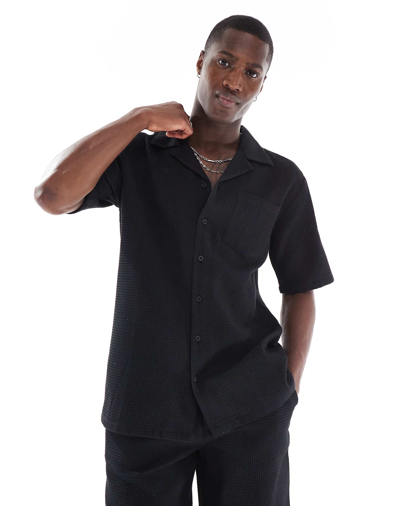 Пляжная рубашка с коротким рукавом из вафельного трикотажа Sol Beach черного цвета 6490₽