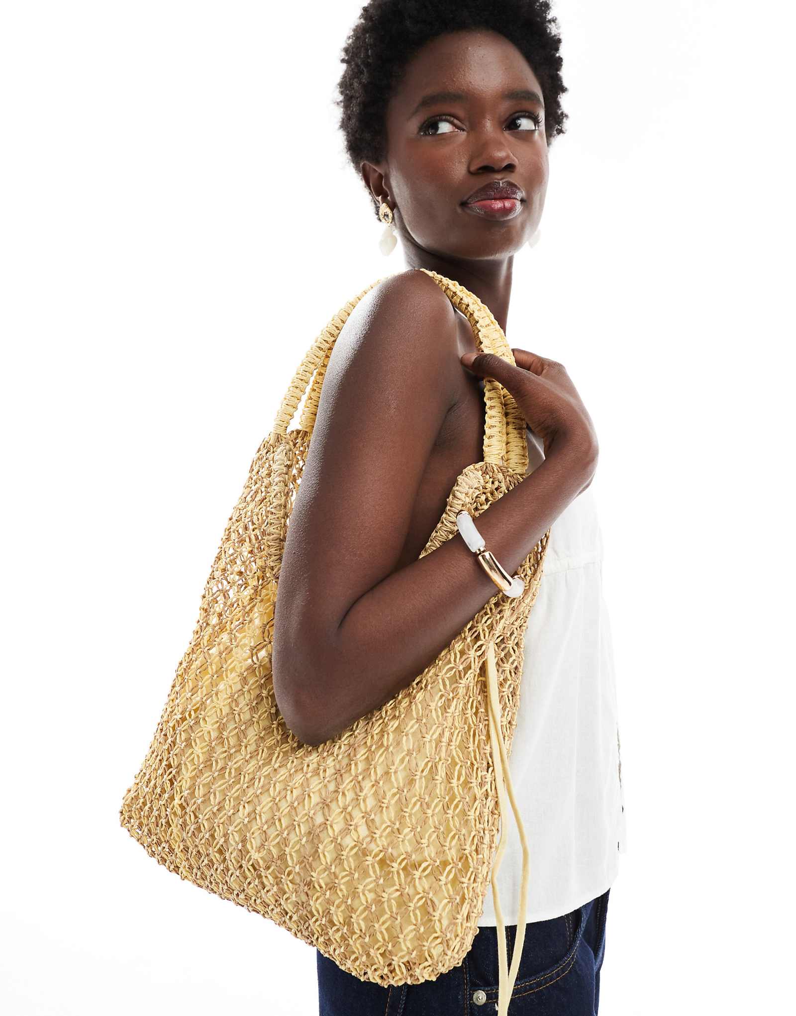 Сумка через плечо из ротанга Pull-Bear желтого цвета 8990₽