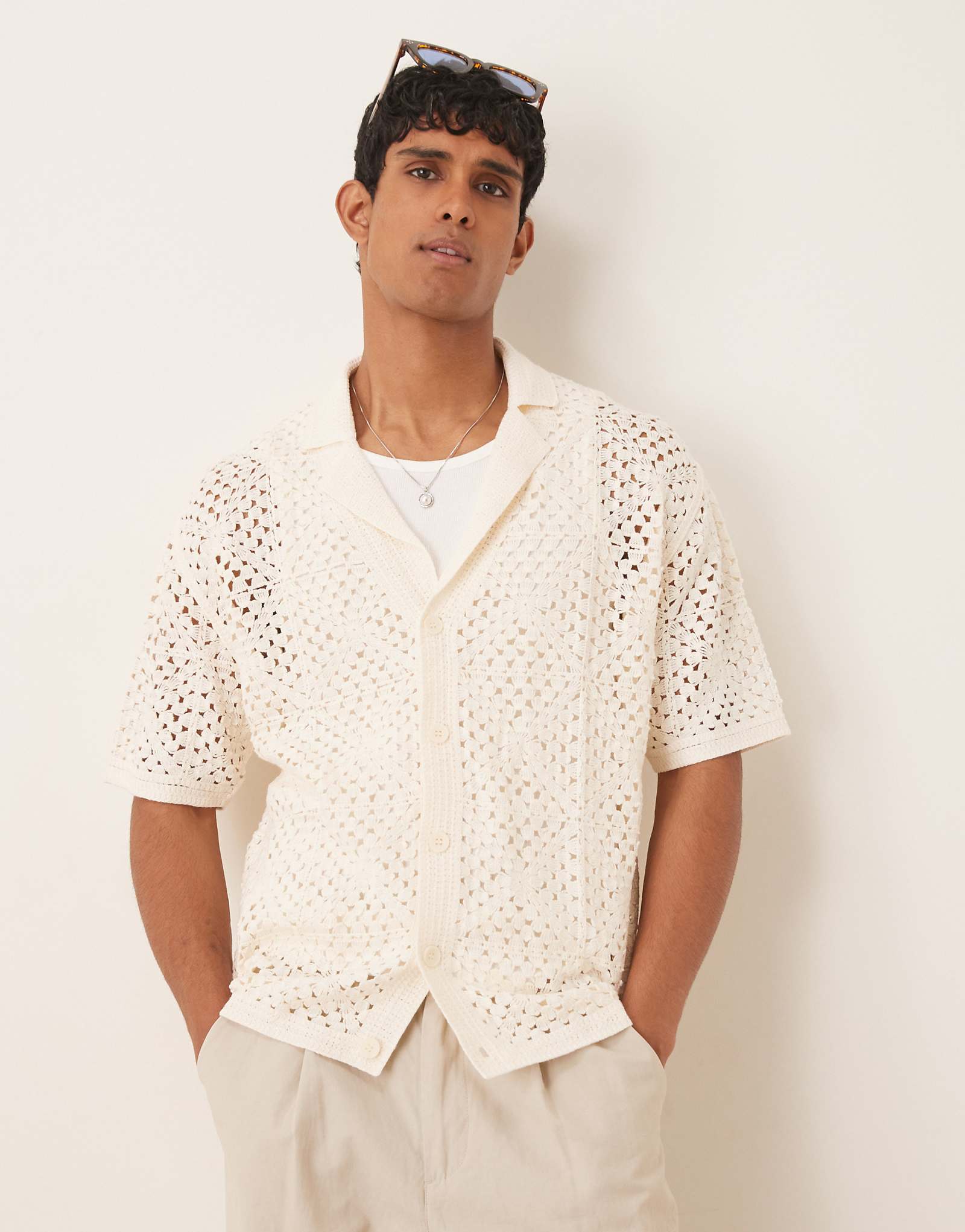 Белая вязаная рубашка с коротким рукавом и открытым воротом из смеси хлопка Mango выполненная крючком 15690₽