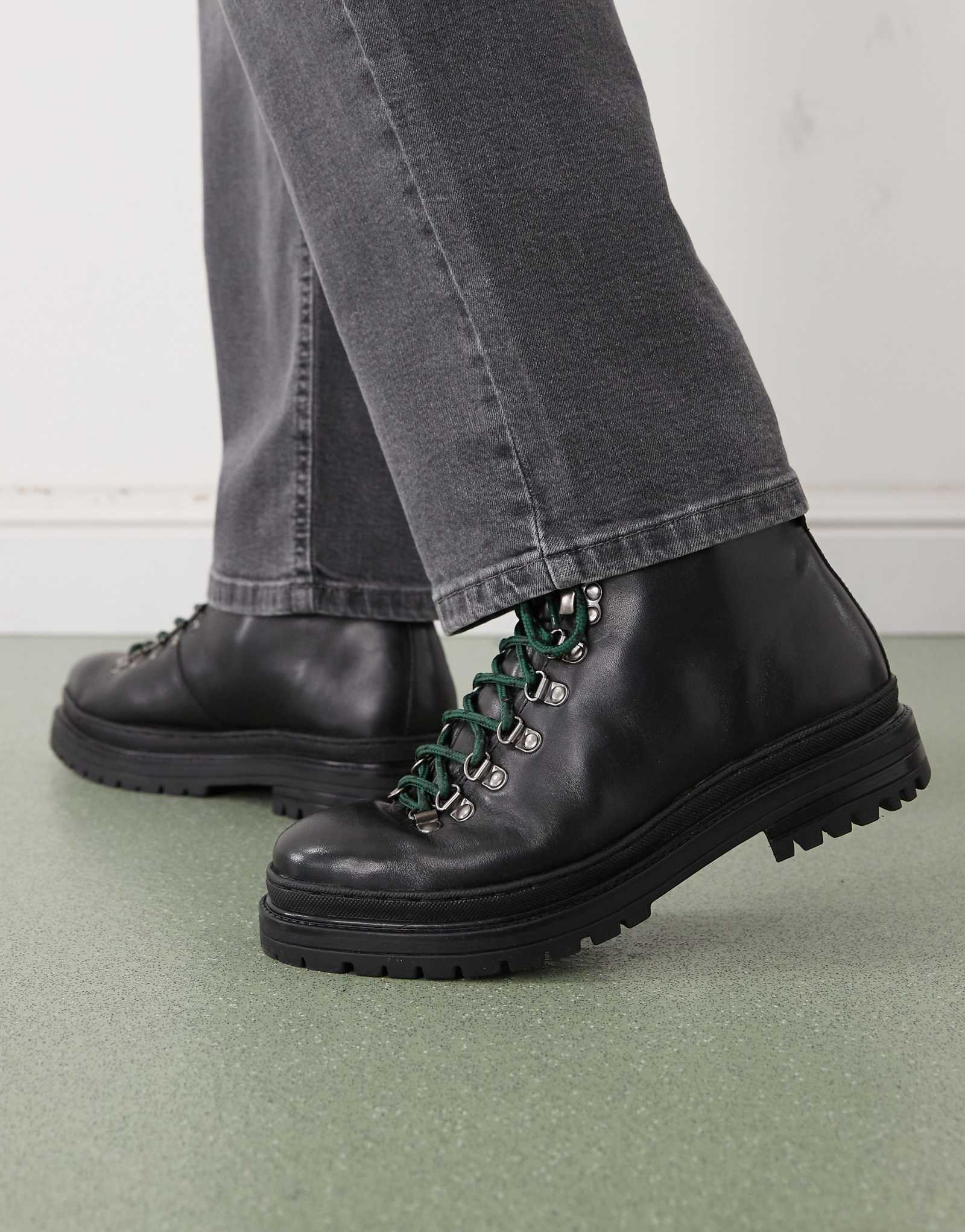 Туристические ботинки Walk London eagle черного цвета 23490₽