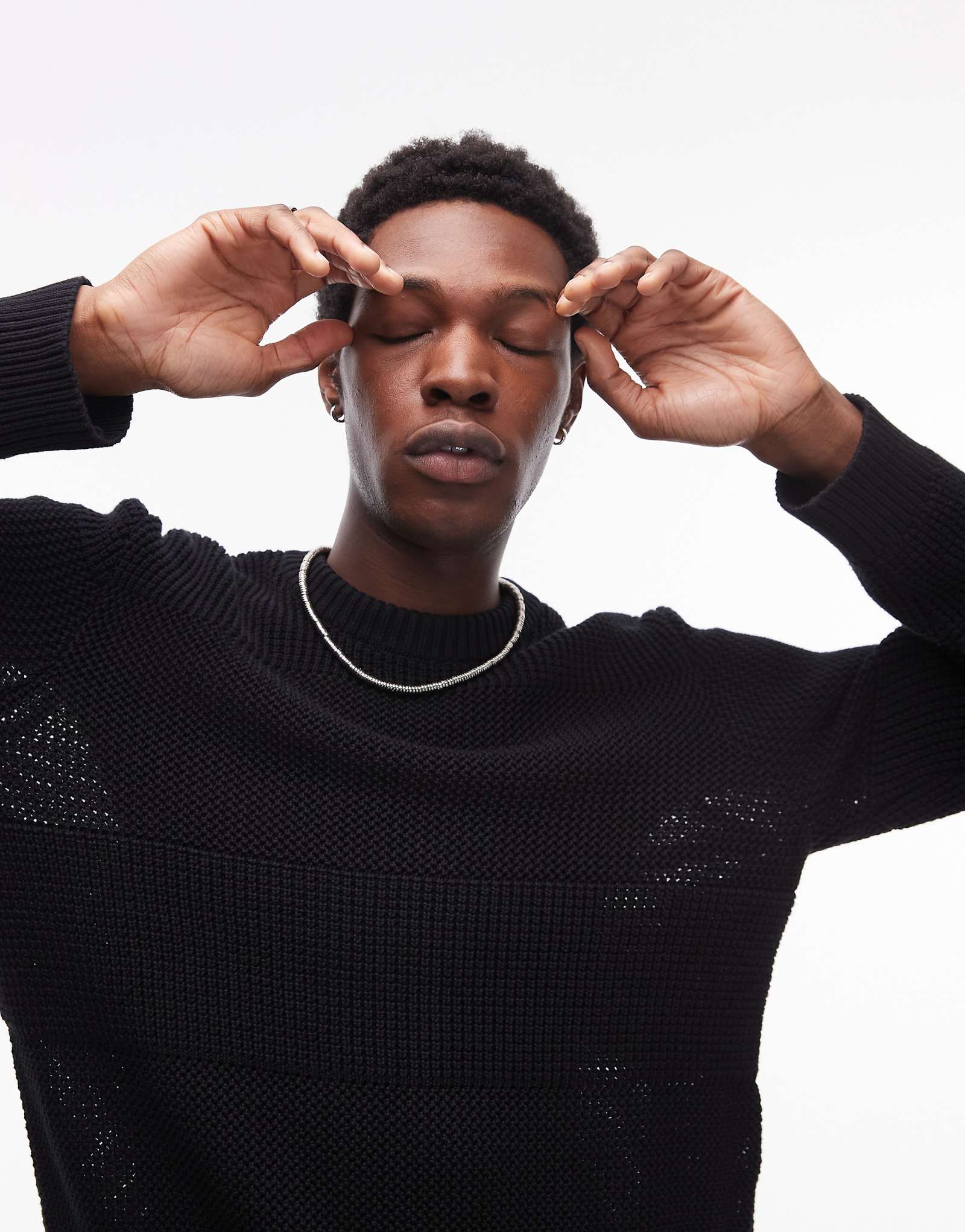 Свитер со значком и логотипом Tommy Jeans черного цвета 25290₽