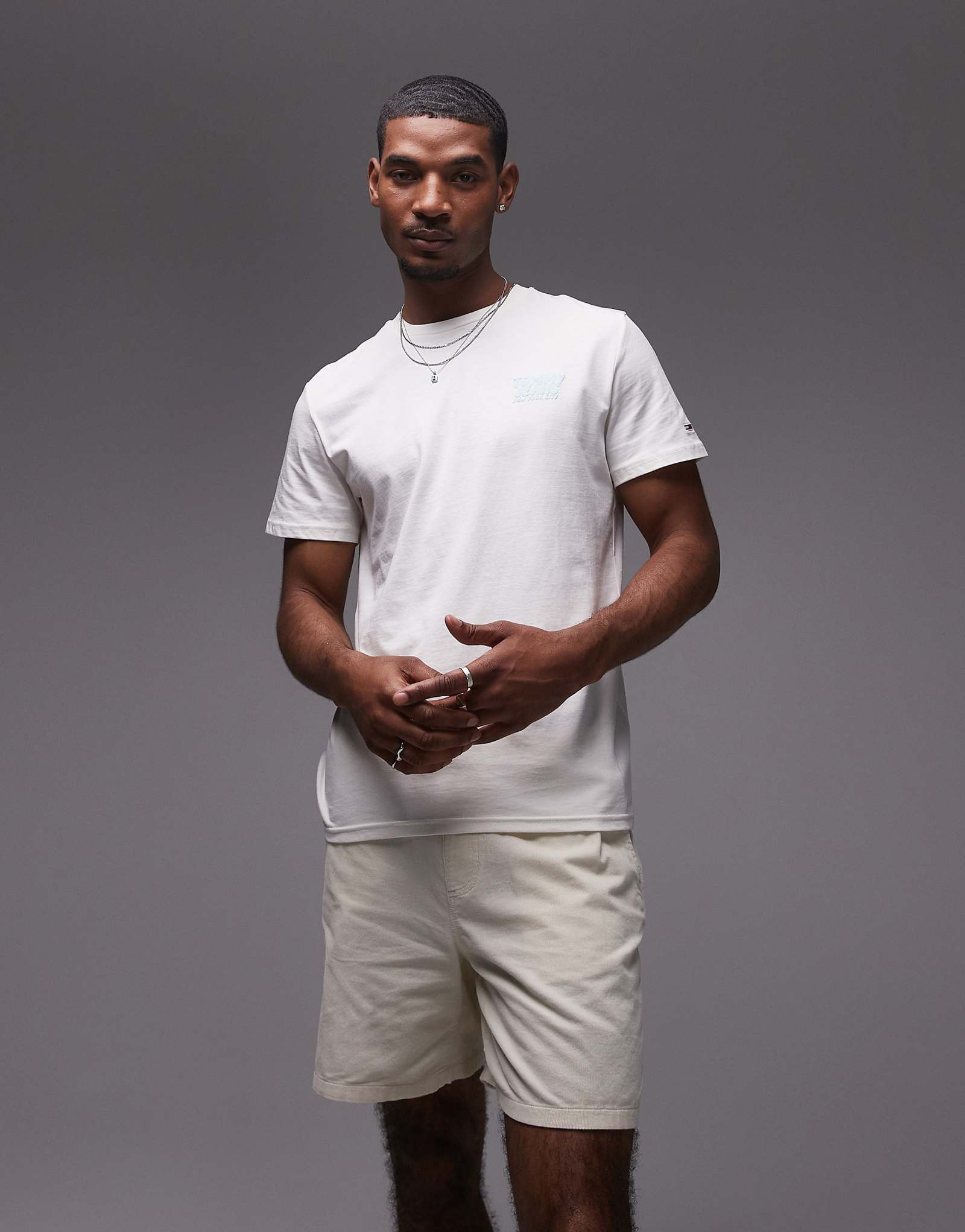 Футболка с логотипом Tommy Jeans bubble белого и нежно-голубого цветов 8990₽