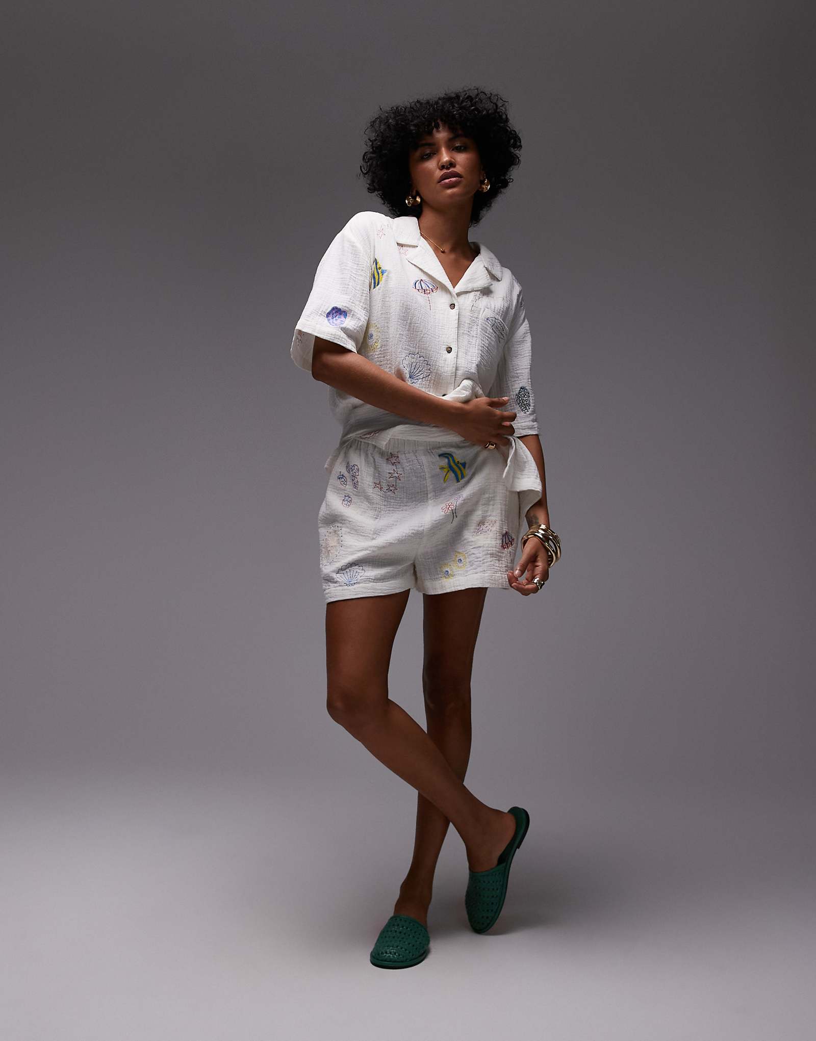 Хлопковые шорты с вышивкой каракулем от Topshop белого цвета - часть комплекта 6090₽