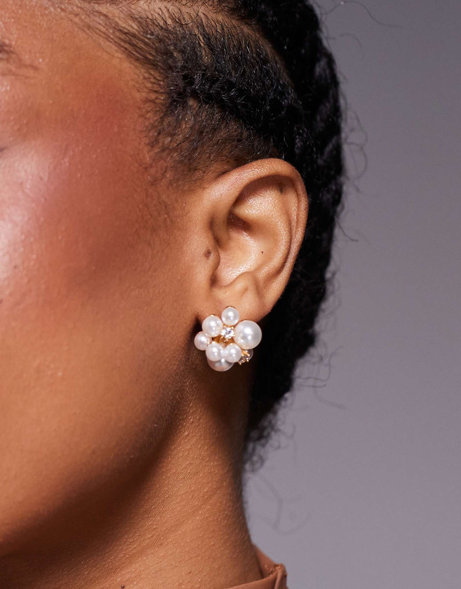 Круглые жемчужные серьги-гвоздики в стиле истинного декаданса