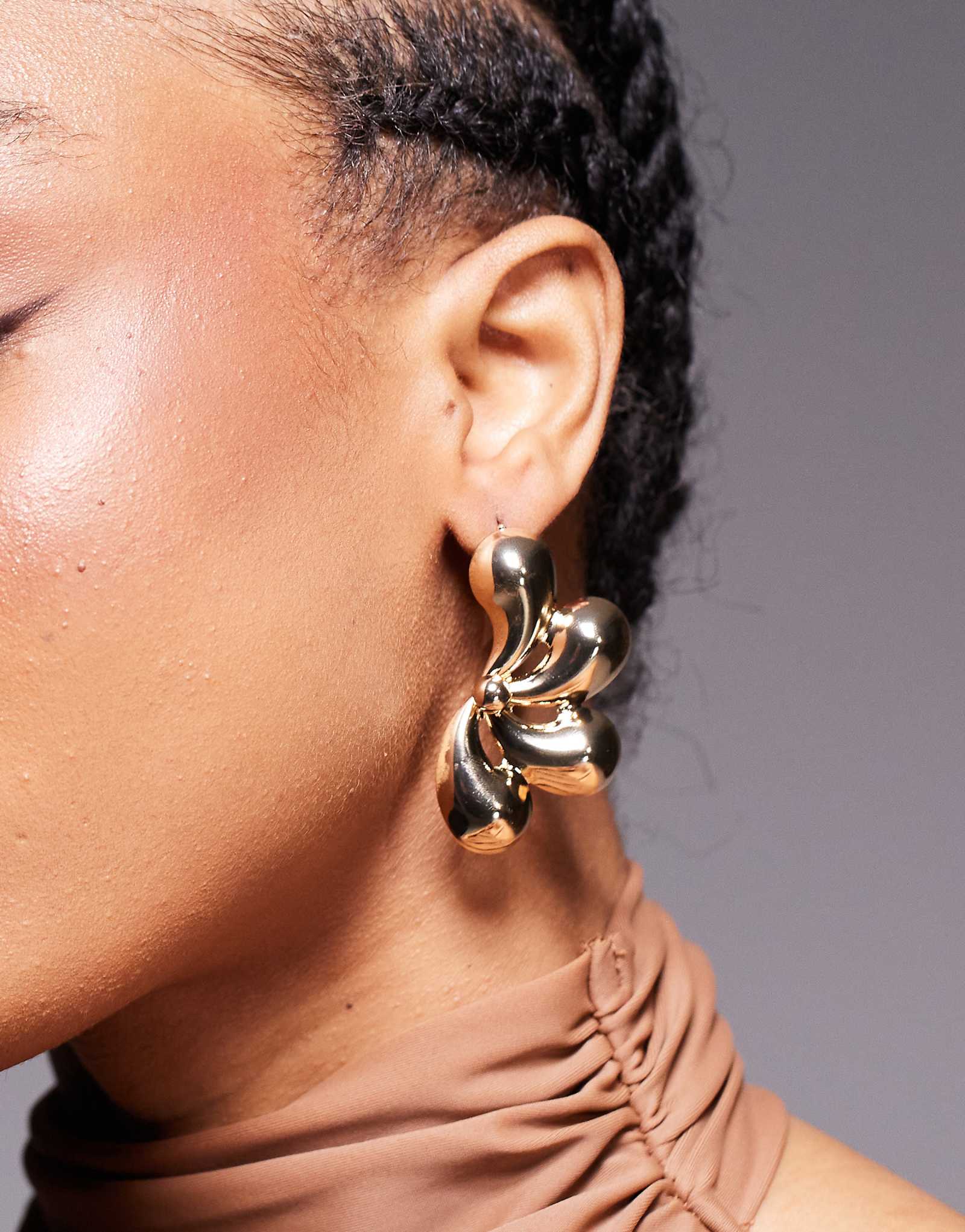 Золотые серьги-гвоздики с плиссированными веерами в стиле истинного декаданса