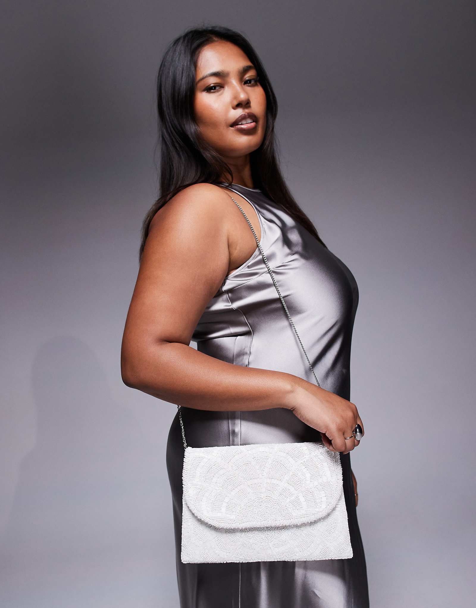 Клатч в стиле истинного декаданса украшенный бисером с ремешком через плечо белого цвета 9990₽