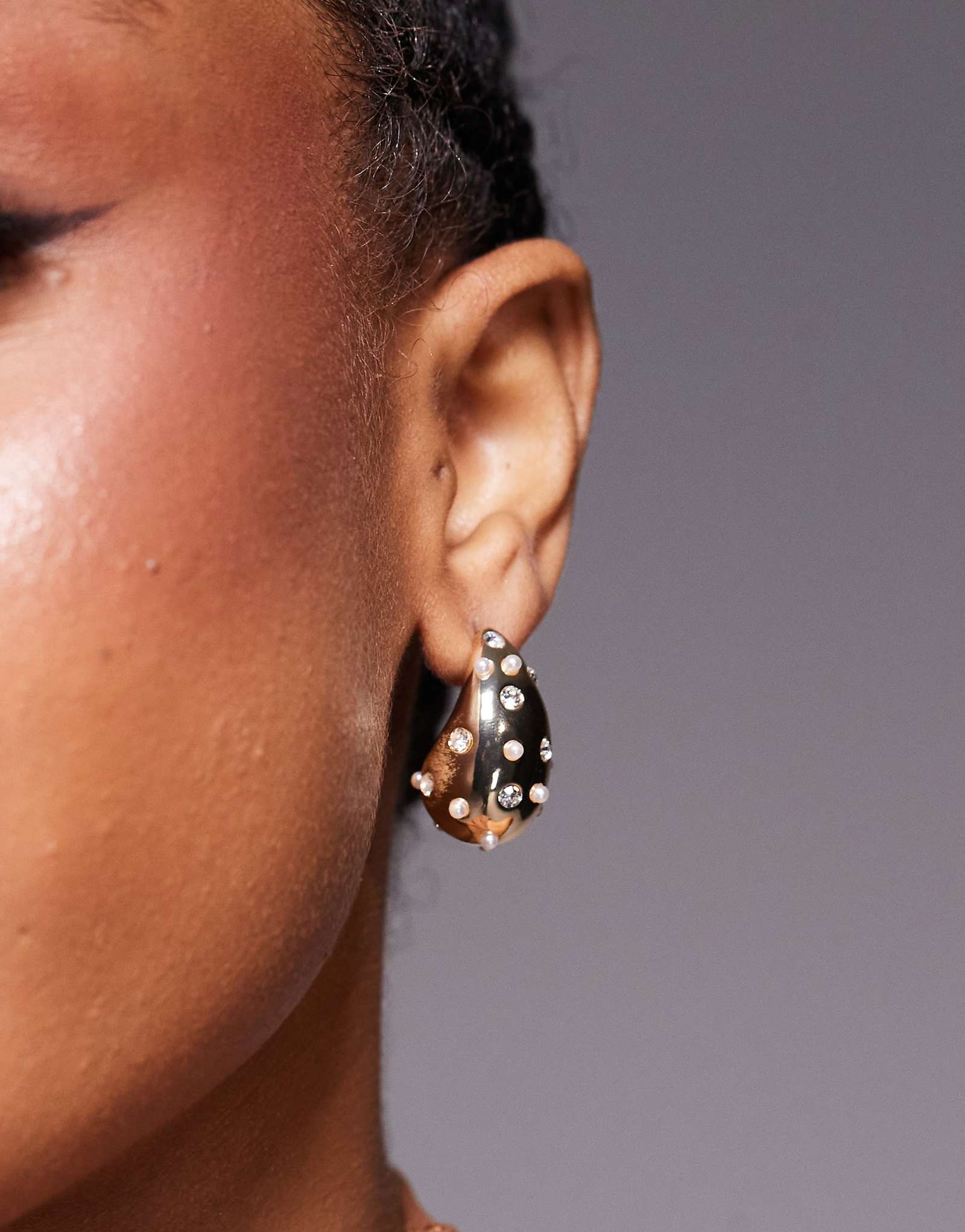 Золотые серьги-гвоздики в стиле истинного декаданса, украшенные каплями слез