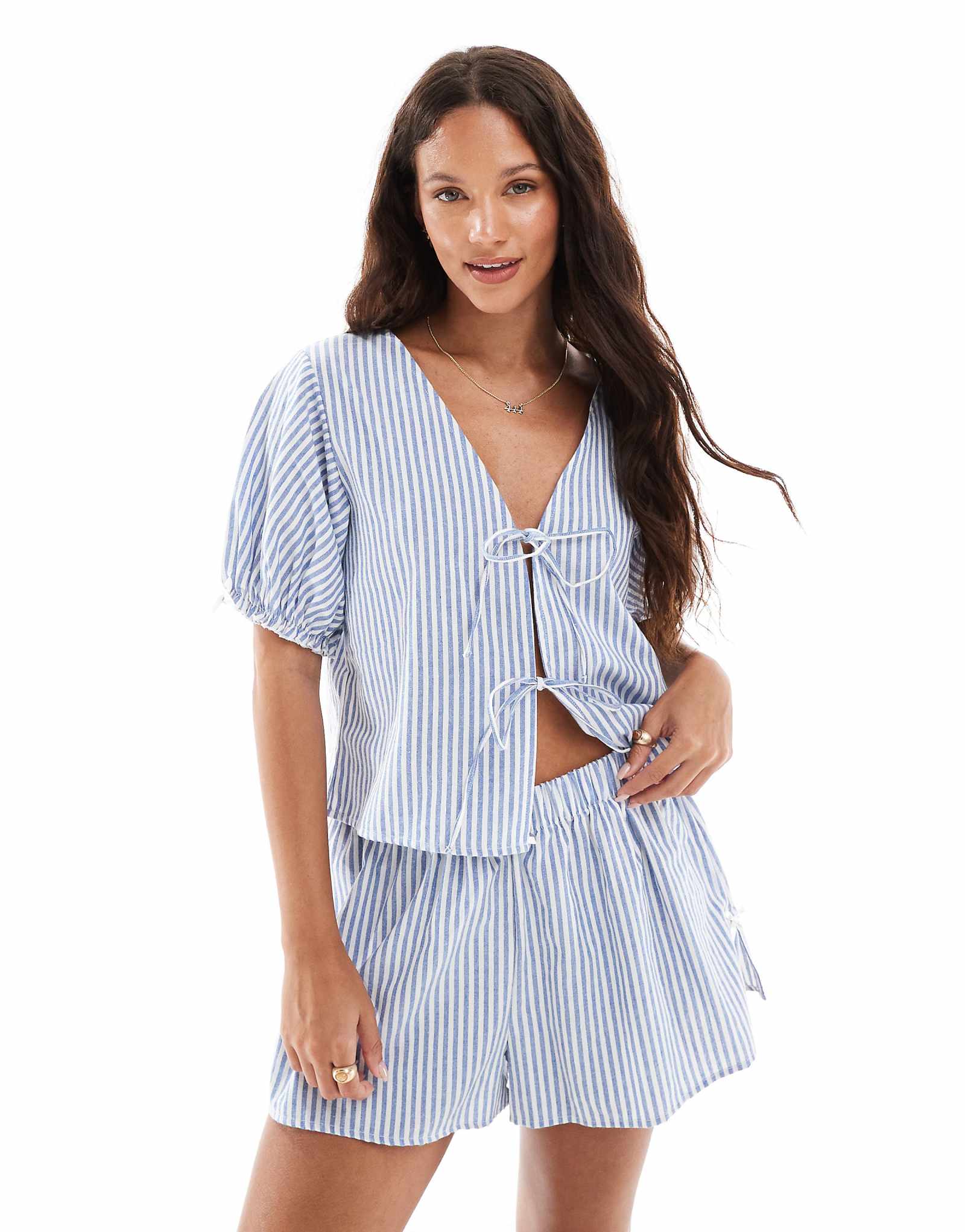 Эксклюзивный пижамный топ с пышными рукавами и завязками спереди от Frolic в синюю и белую полоску - часть комплекта 8190₽