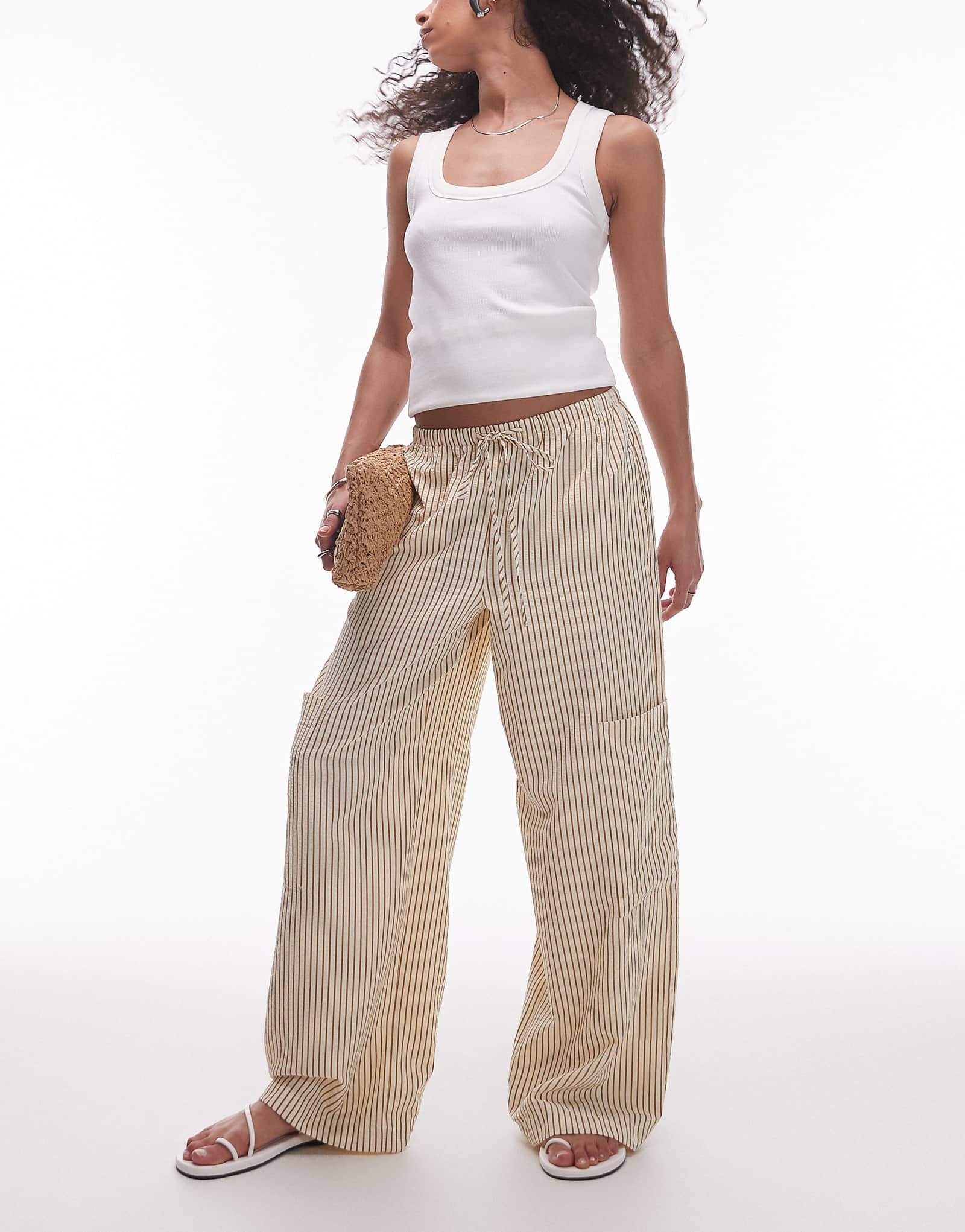 Брюки прямого кроя с фактурной завязкой на талии от Topshop в нейтральную полоску 13290₽