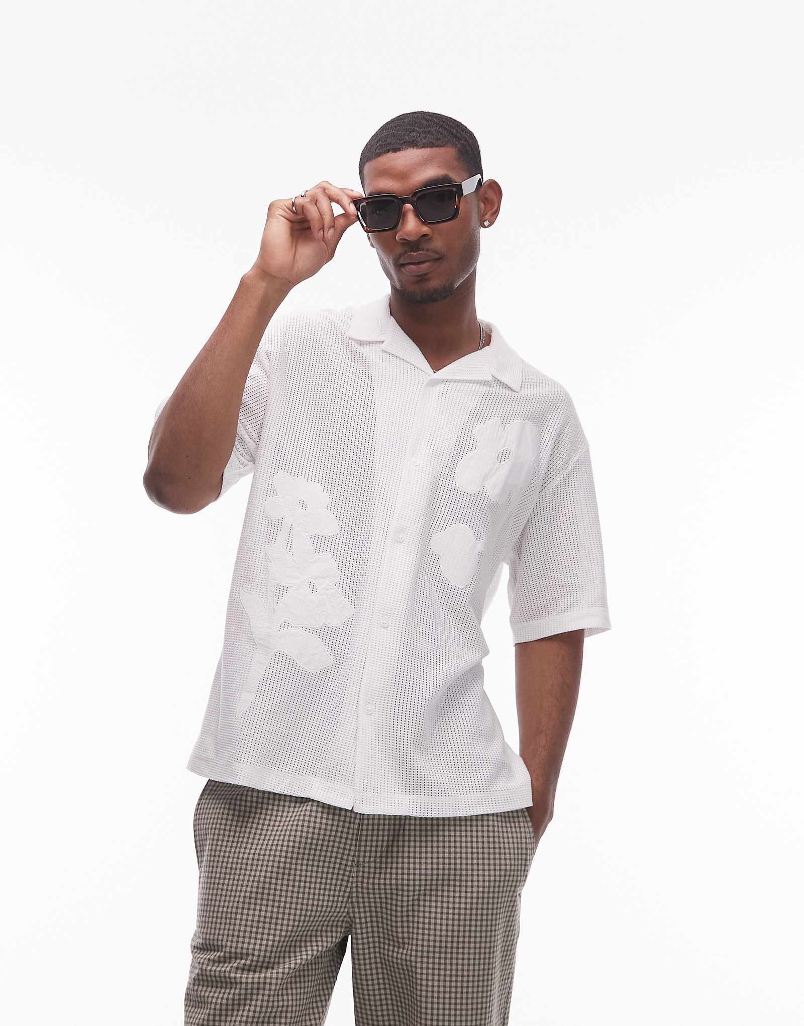 Белая рубашка поло Topman oversize-fit из открытого трикотажа с цветочными нашивками и пуговицами на пуговицах 12290₽