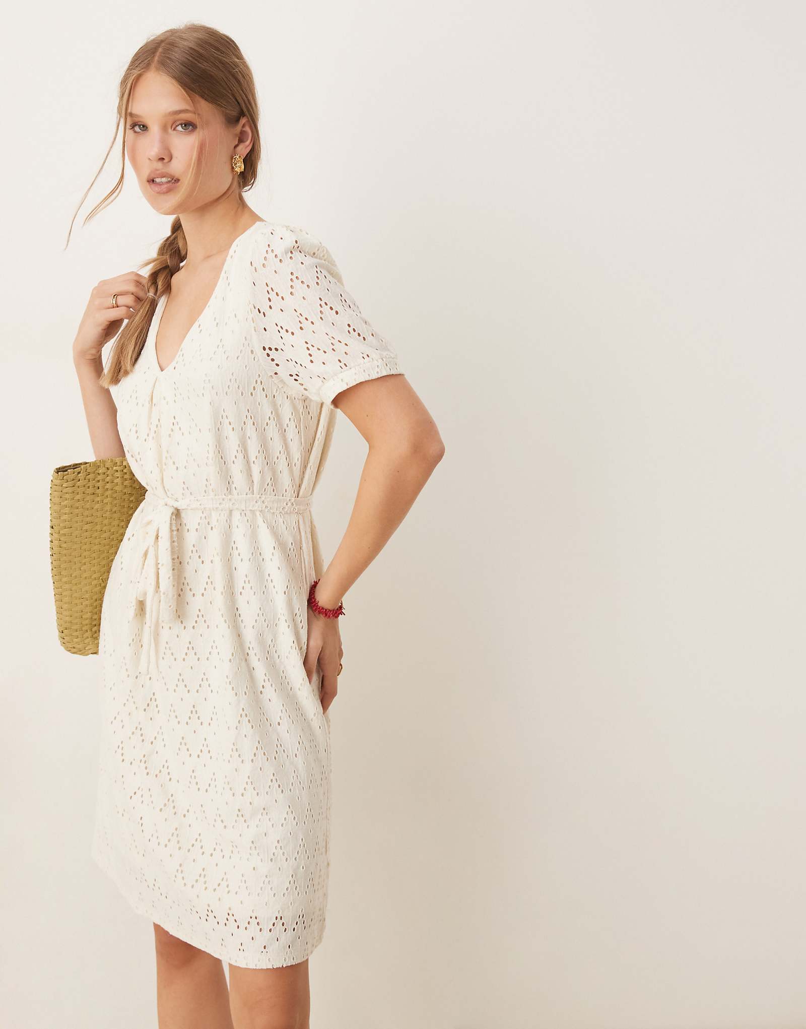 Платье из трикотажа broderie с завязками на талии и пышными рукавами кремового цвета 4690₽