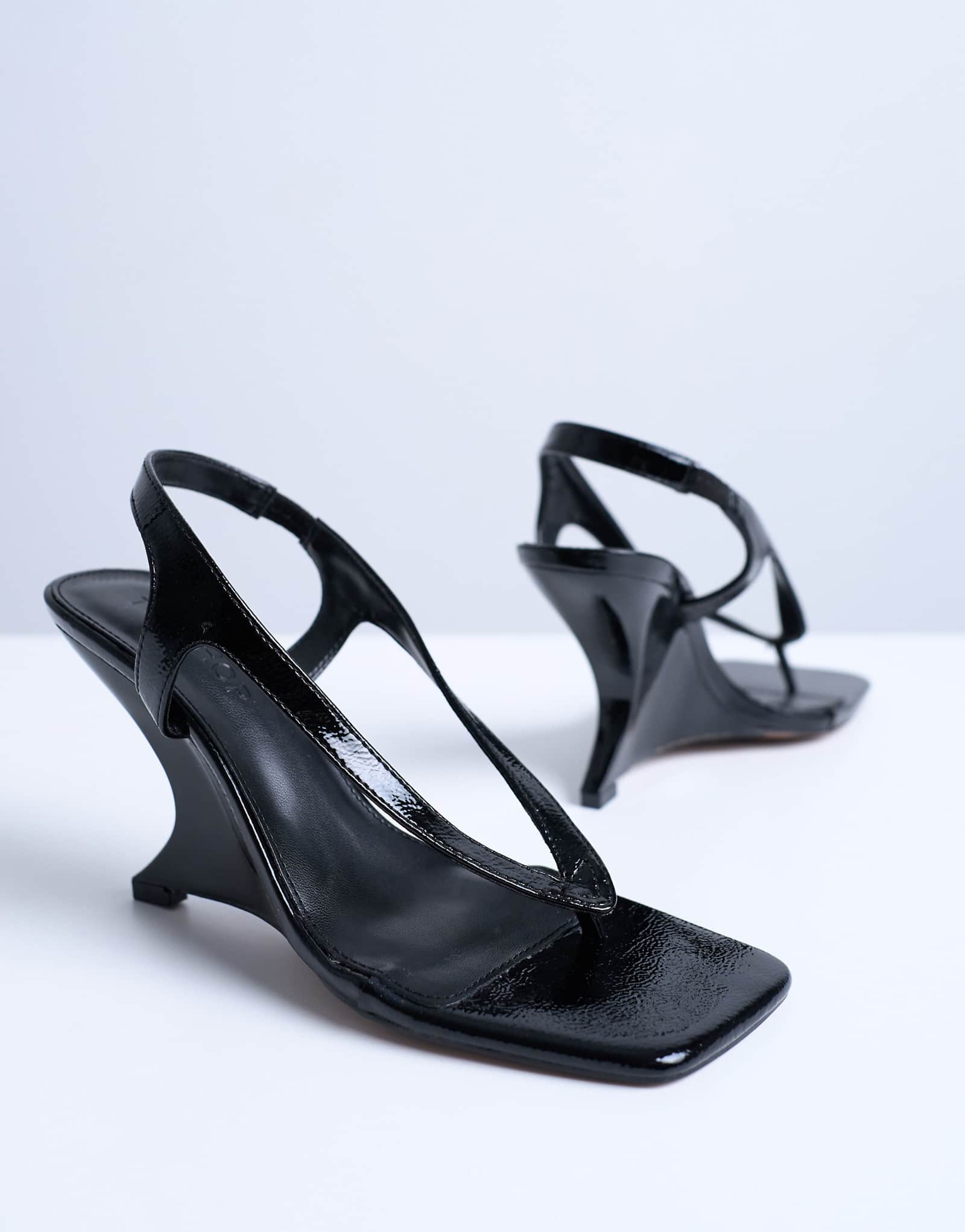 Босоножки на танкетке от Topshop Indie черного цвета 14290₽